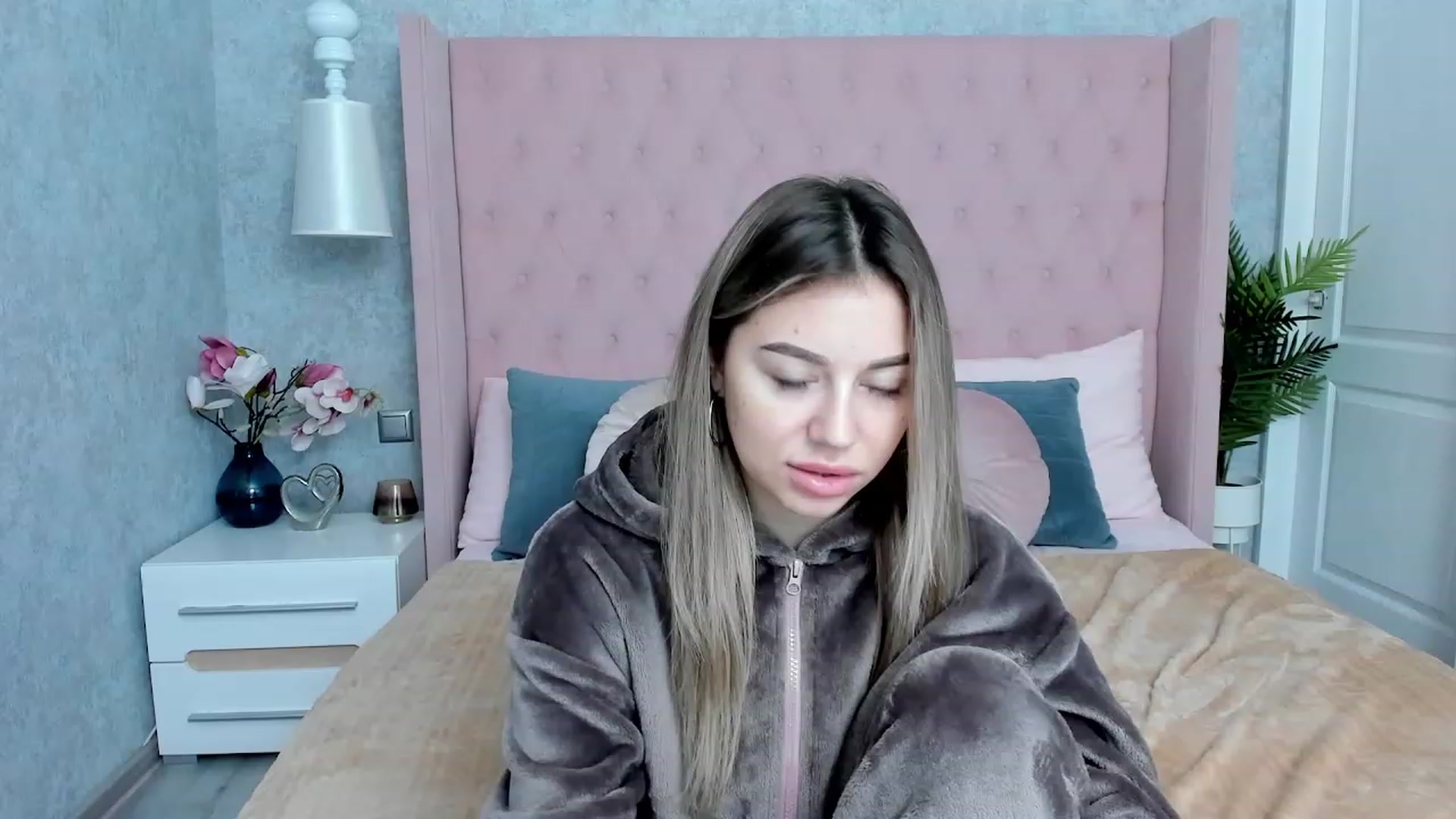 Gallery image thumbnail from SofiBloom's myfreecams stream on, 12/02/2022, 08:11 image 6 of 20