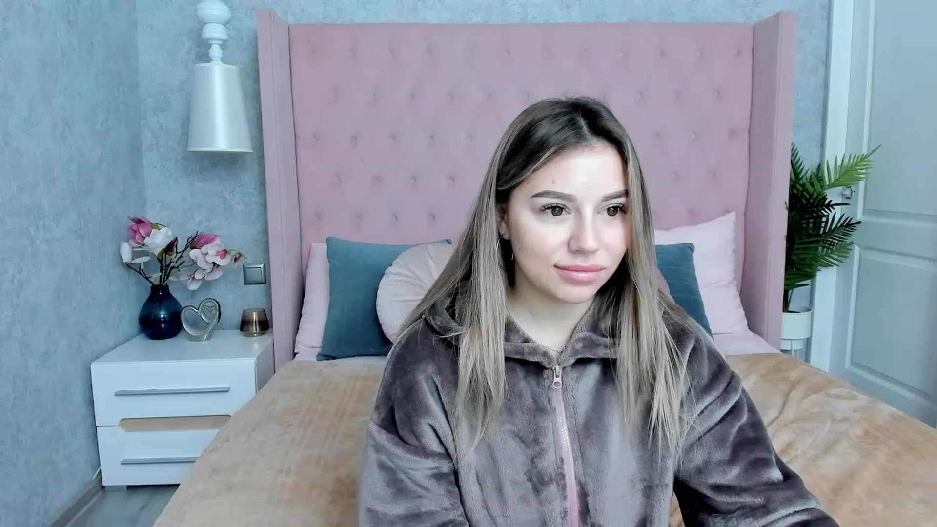 Gallery image thumbnail from SofiBloom's myfreecams stream on, 12/02/2022, 08:11 image 20 of 20