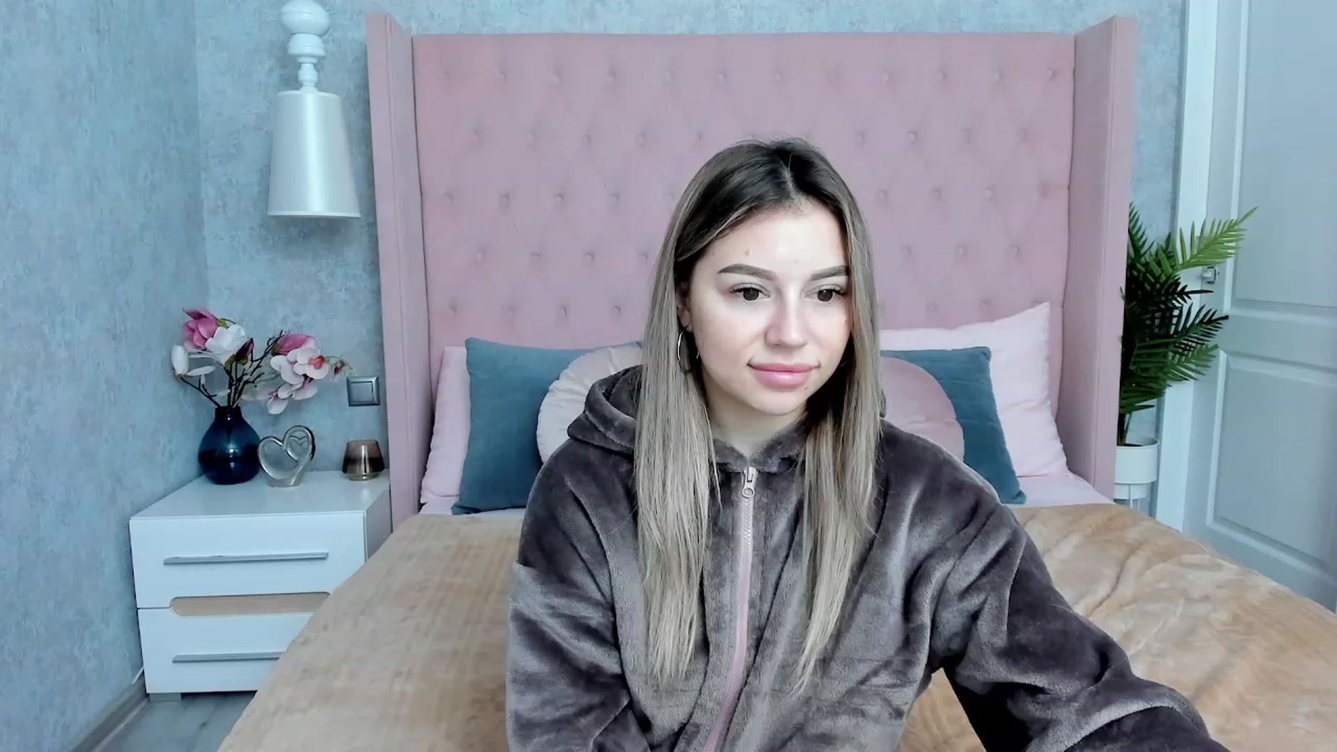 Gallery image thumbnail from SofiBloom's myfreecams stream on, 12/02/2022, 08:11 image 8 of 20