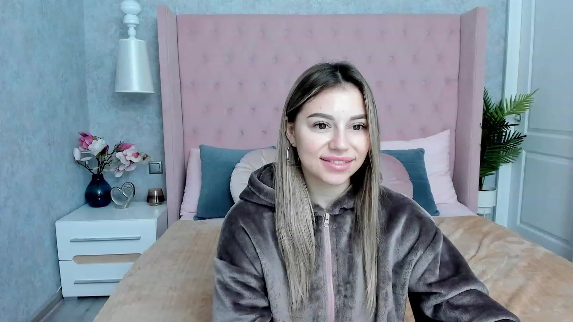 Gallery image thumbnail from SofiBloom's myfreecams stream on, 12/02/2022, 08:11 image 11 of 20