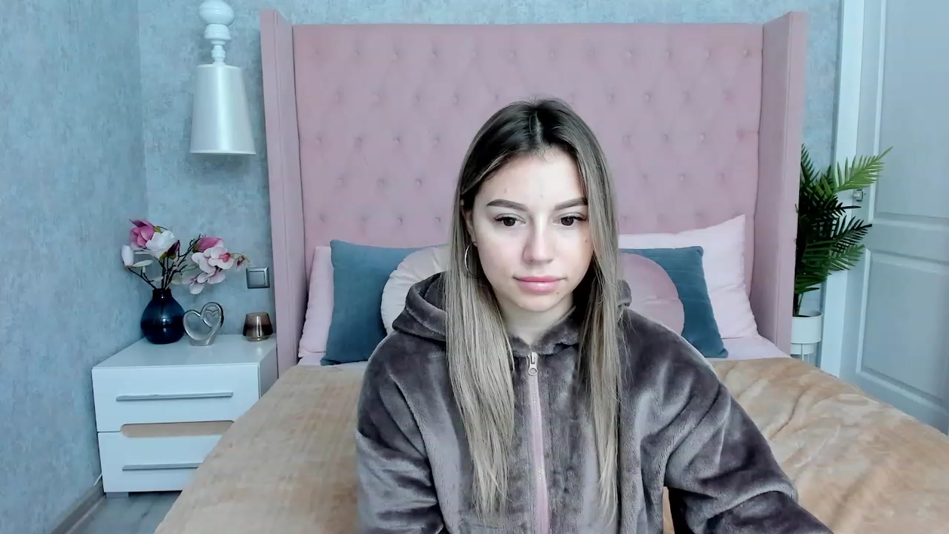 Gallery image thumbnail from SofiBloom's myfreecams stream on, 12/02/2022, 08:11 image 10 of 20