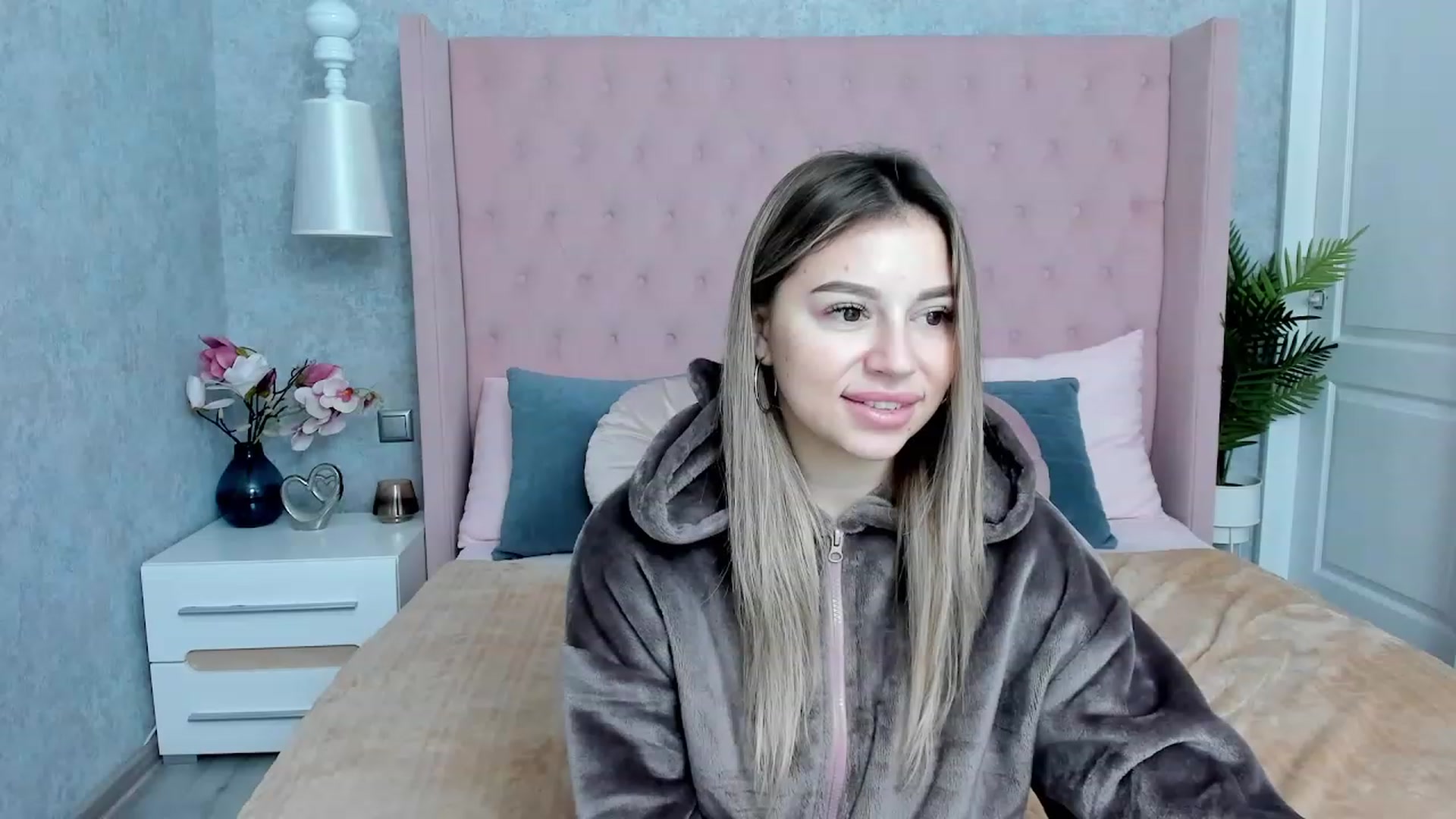 Gallery image thumbnail from SofiBloom's myfreecams stream on, 12/02/2022, 08:11 image 14 of 20
