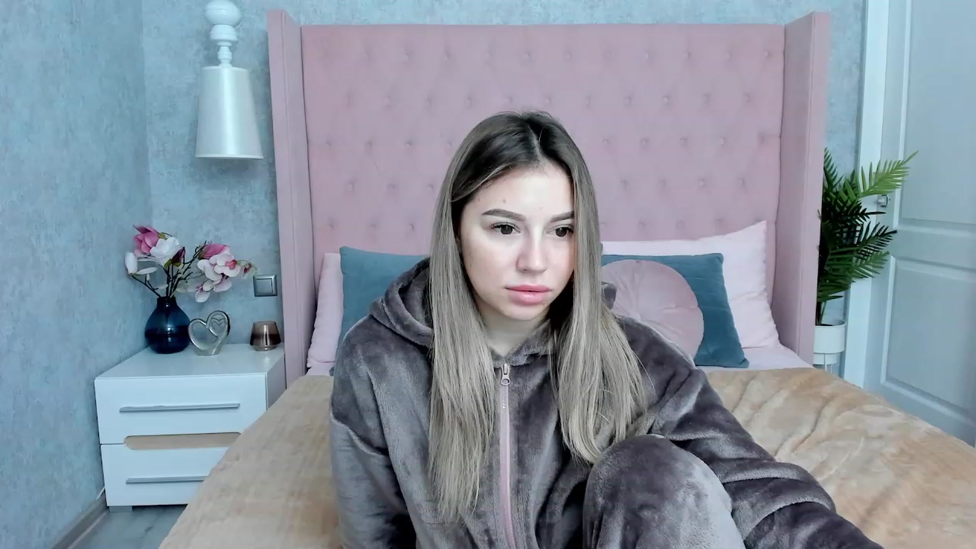 Gallery image thumbnail from SofiBloom's myfreecams stream on, 12/02/2022, 08:11 image 3 of 20