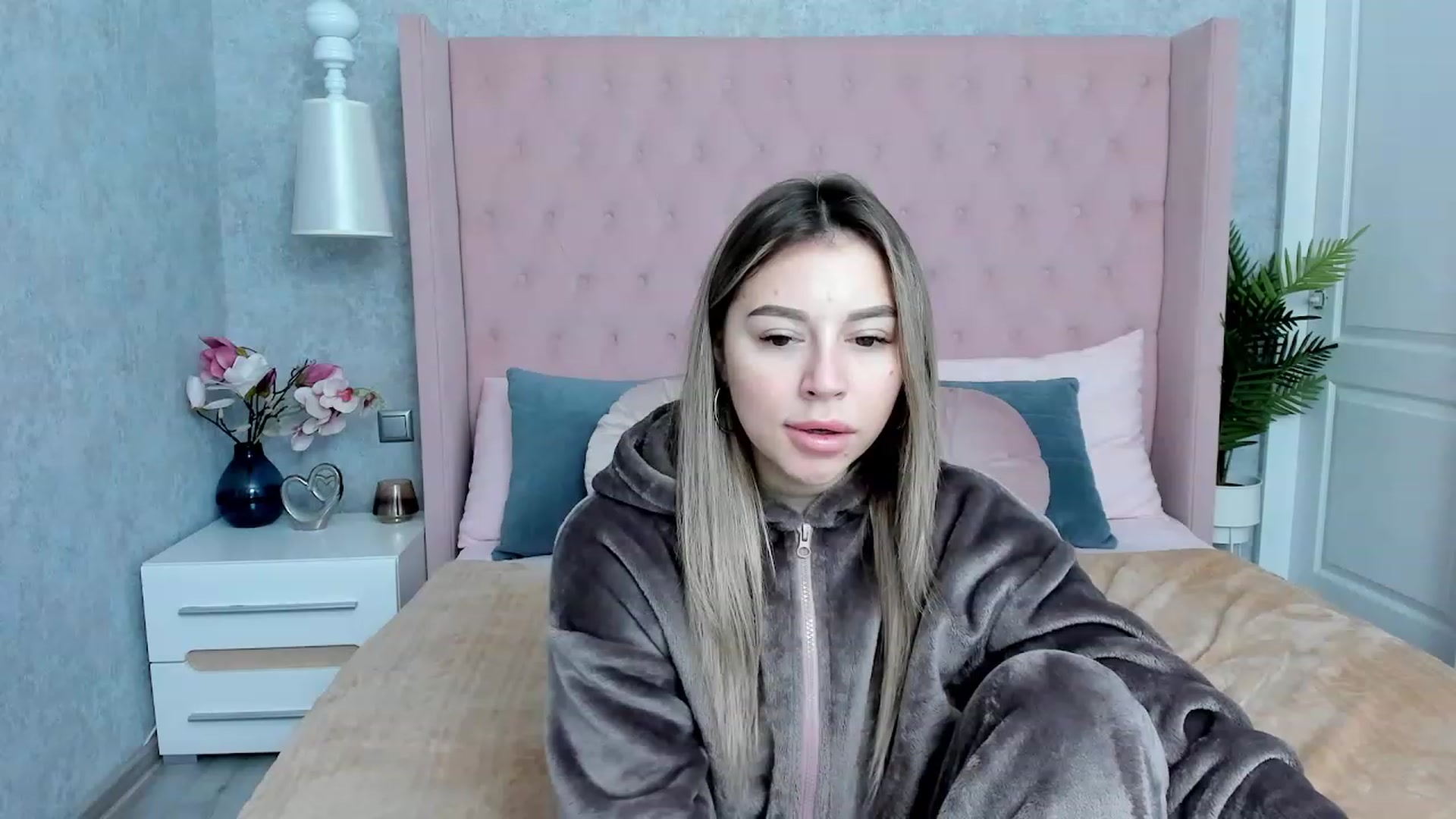 Gallery image thumbnail from SofiBloom's myfreecams stream on, 12/02/2022, 08:11 image 7 of 20