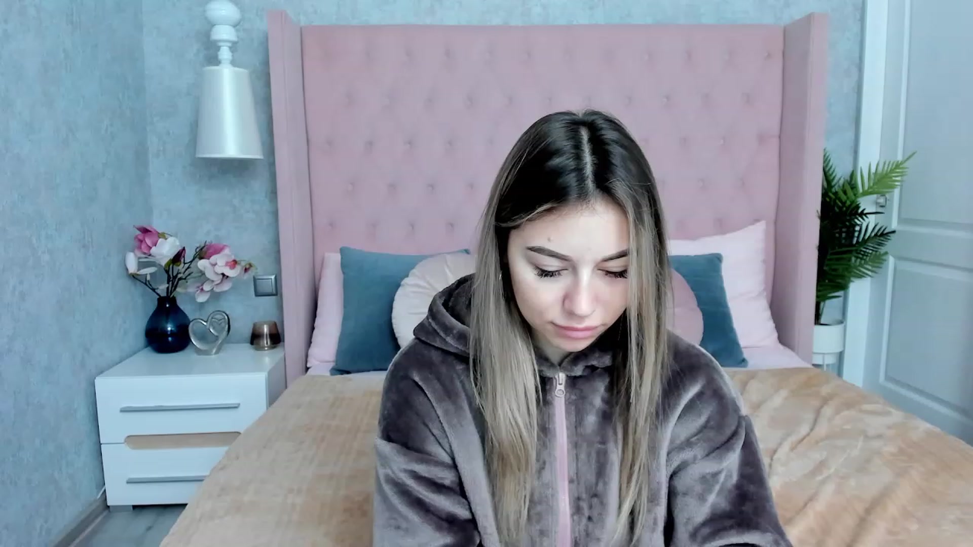 Gallery image thumbnail from SofiBloom's myfreecams stream on, 12/02/2022, 08:11 image 9 of 20