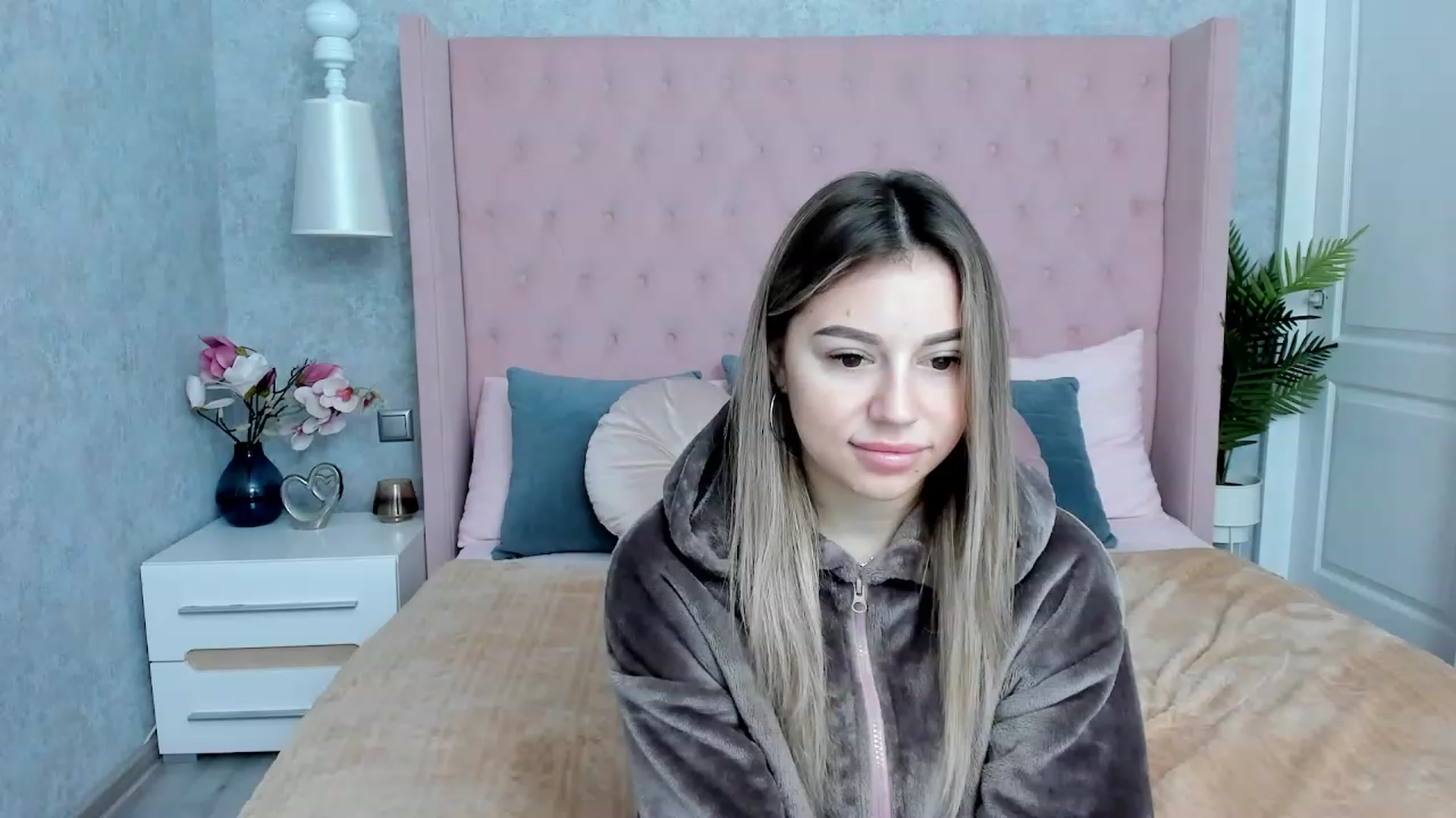 Gallery image thumbnail from SofiBloom's myfreecams stream on, 12/02/2022, 08:11 image 17 of 20