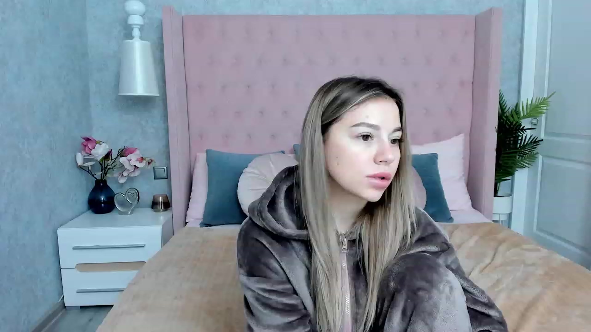 Gallery image thumbnail from SofiBloom's myfreecams stream on, 12/02/2022, 08:11 image 2 of 20