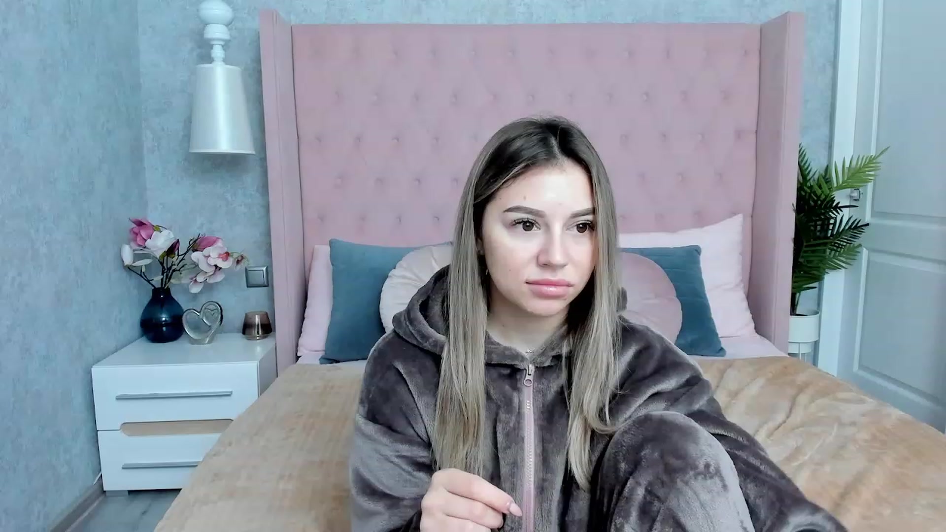 Gallery image thumbnail from SofiBloom's myfreecams stream on, 12/02/2022, 08:11 image 5 of 20
