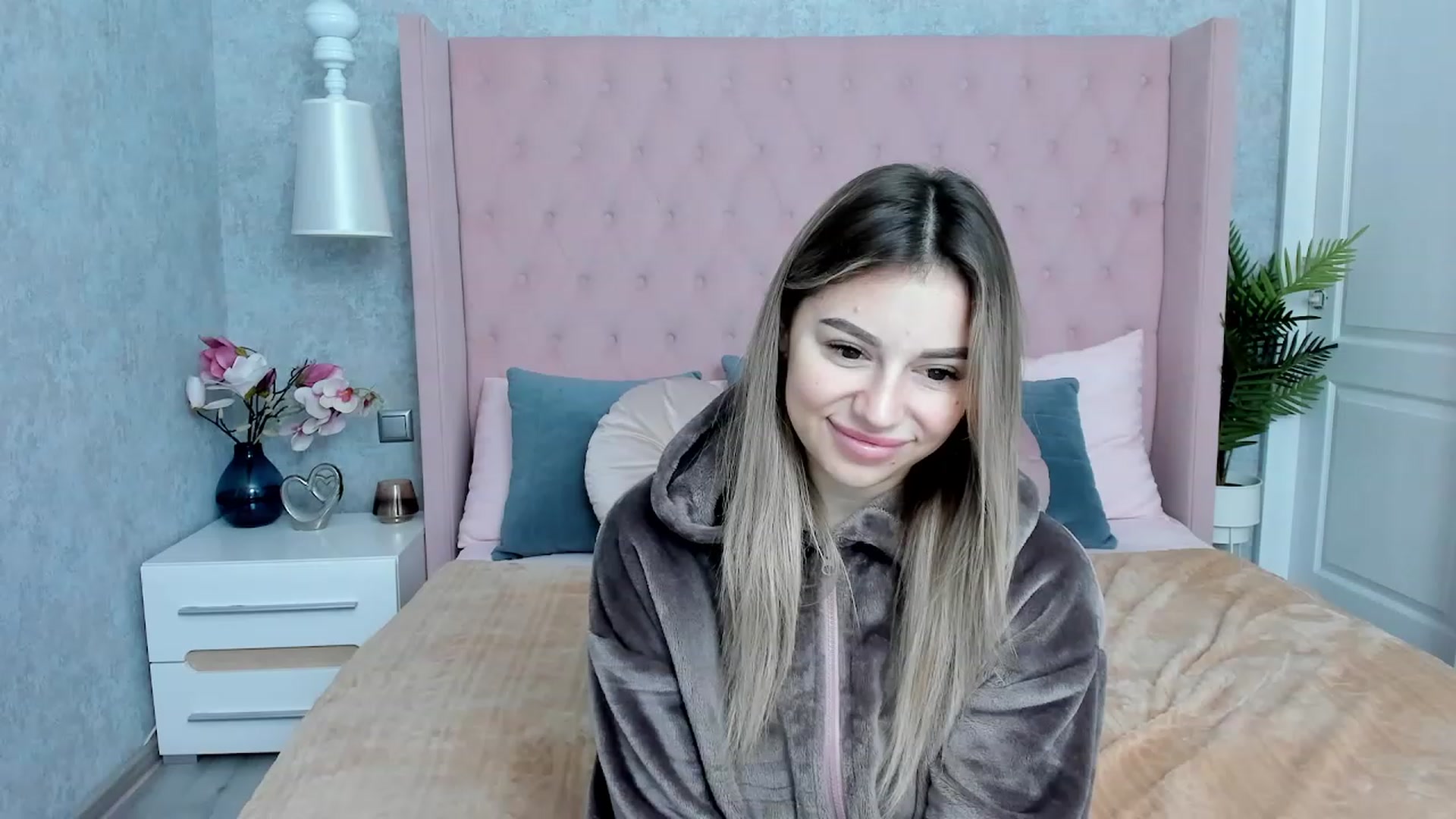 Gallery image thumbnail from SofiBloom's myfreecams stream on, 12/02/2022, 08:11 image 16 of 20
