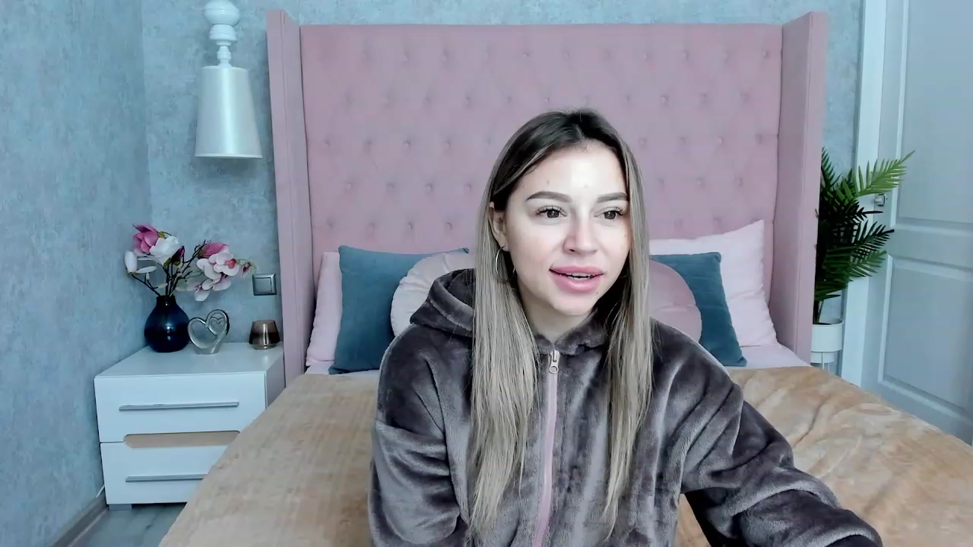 Gallery image thumbnail from SofiBloom's myfreecams stream on, 12/02/2022, 08:11 image 12 of 20