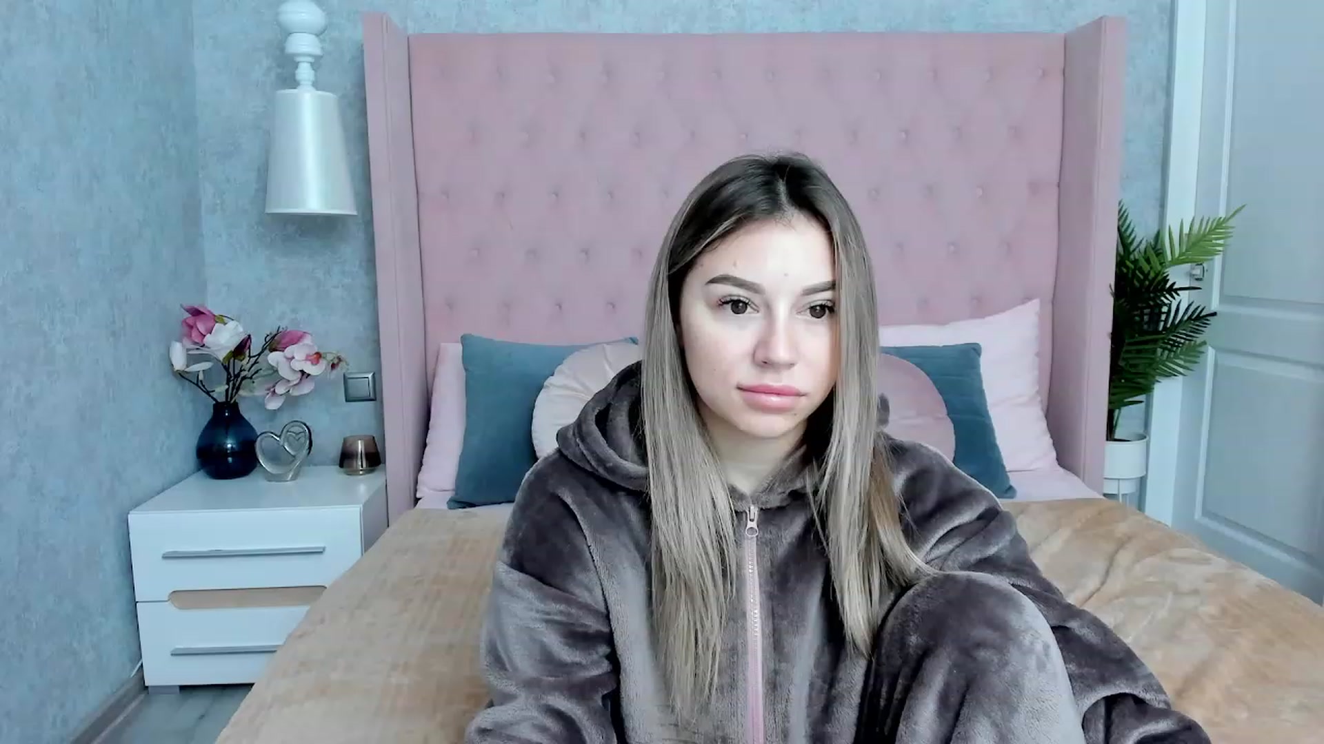 Gallery image thumbnail from SofiBloom's myfreecams stream on, 12/02/2022, 08:11 image 4 of 20