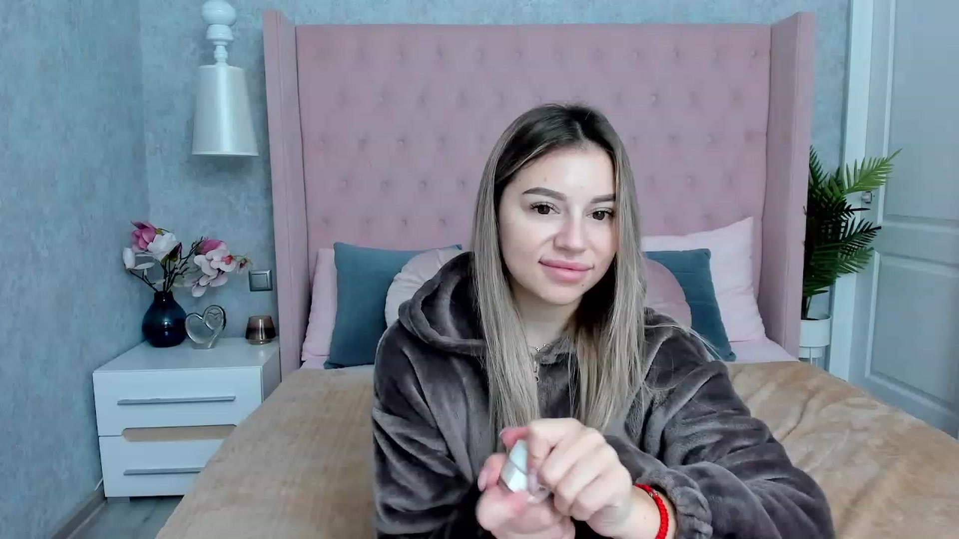 Gallery image thumbnail from SofiBloom's myfreecams stream on, 12/02/2022, 08:11 image 1 of 20