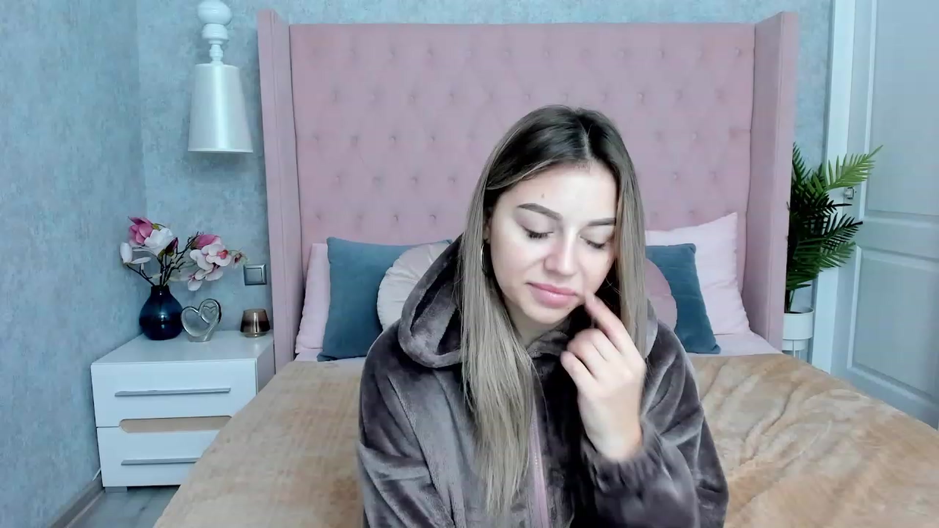 Gallery image thumbnail from SofiBloom's myfreecams stream on, 12/02/2022, 08:11 image 15 of 20