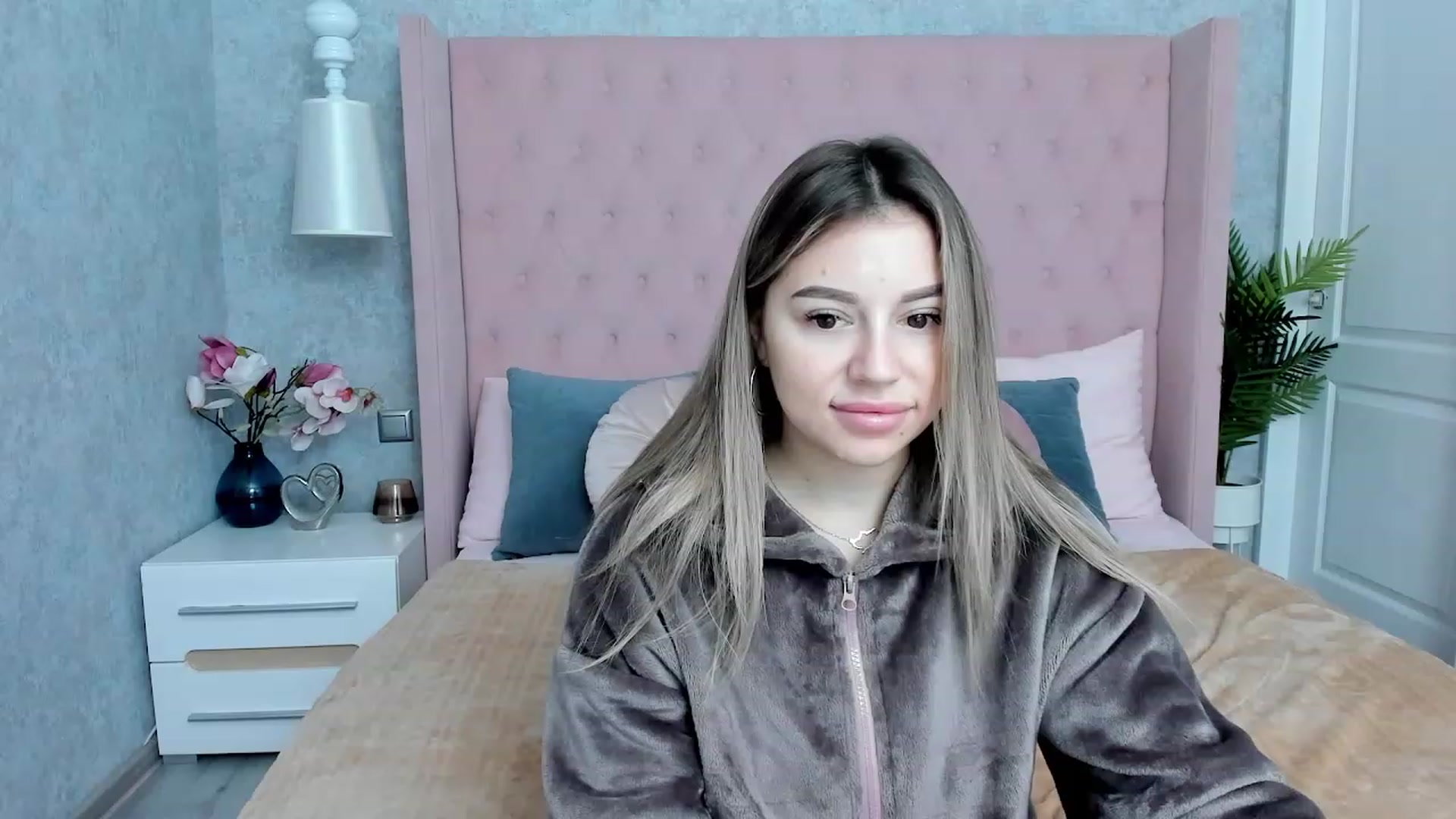 Gallery image thumbnail from SofiBloom's myfreecams stream on, 12/02/2022, 08:11 image 19 of 20
