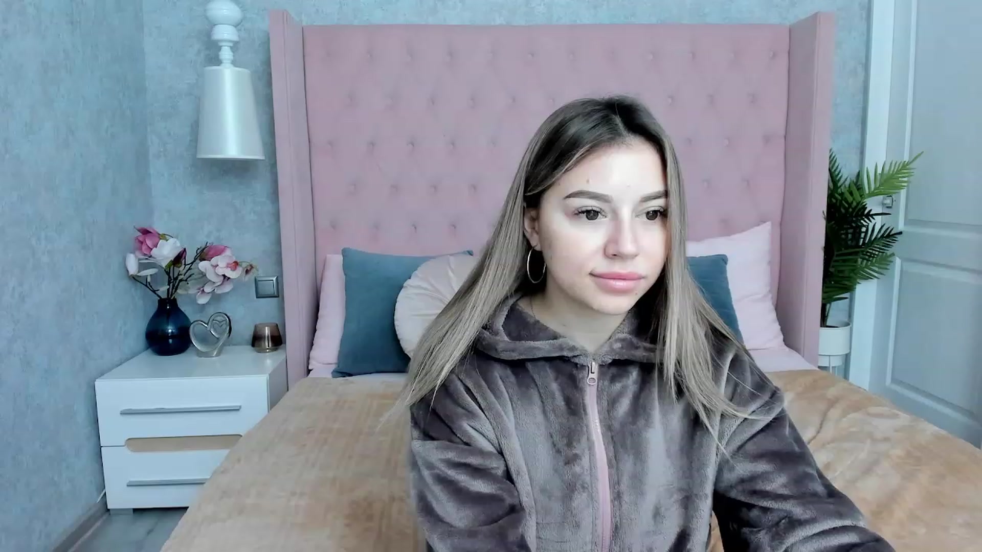 Gallery image thumbnail from SofiBloom's myfreecams stream on, 12/02/2022, 08:11 image 18 of 20