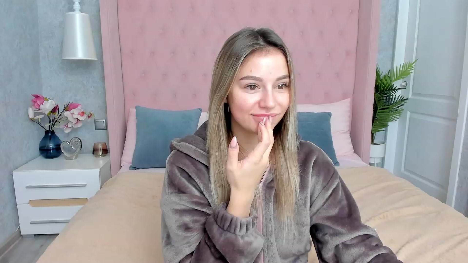 Gallery image thumbnail from SofiBloom's myfreecams stream on, 12/02/2022, 16:18 image 17 of 20