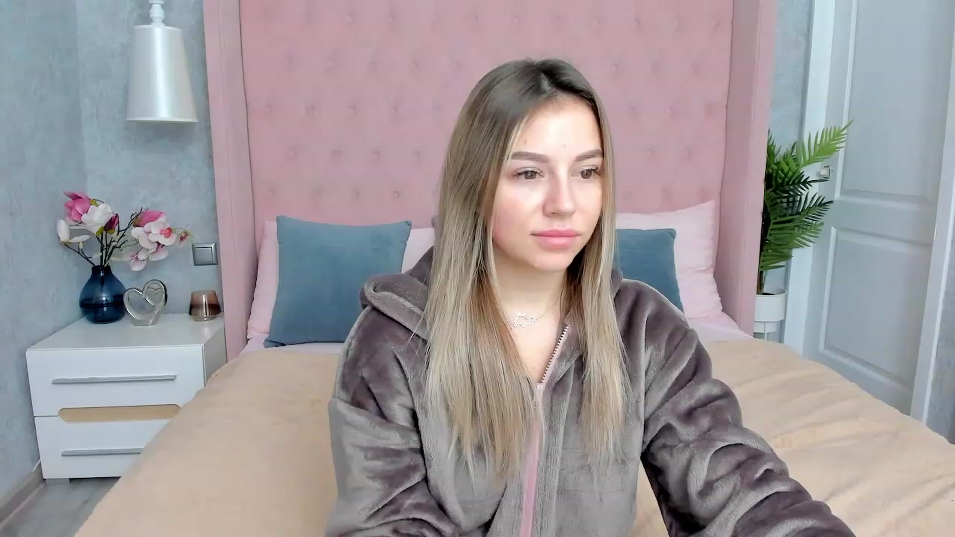Gallery image thumbnail from SofiBloom's myfreecams stream on, 12/02/2022, 16:18 image 7 of 20