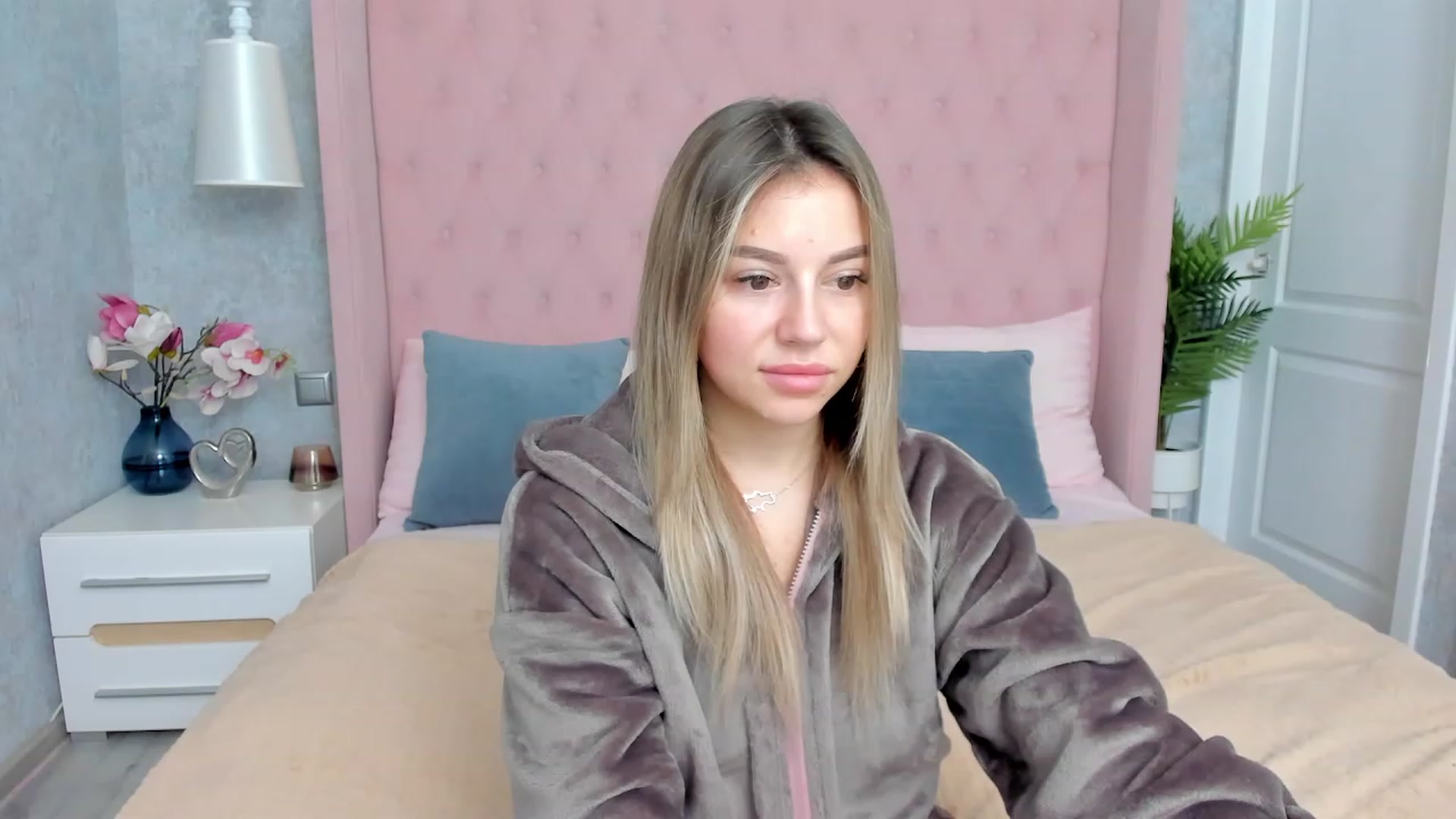 Gallery image thumbnail from SofiBloom's myfreecams stream on, 12/02/2022, 16:18 image 5 of 20