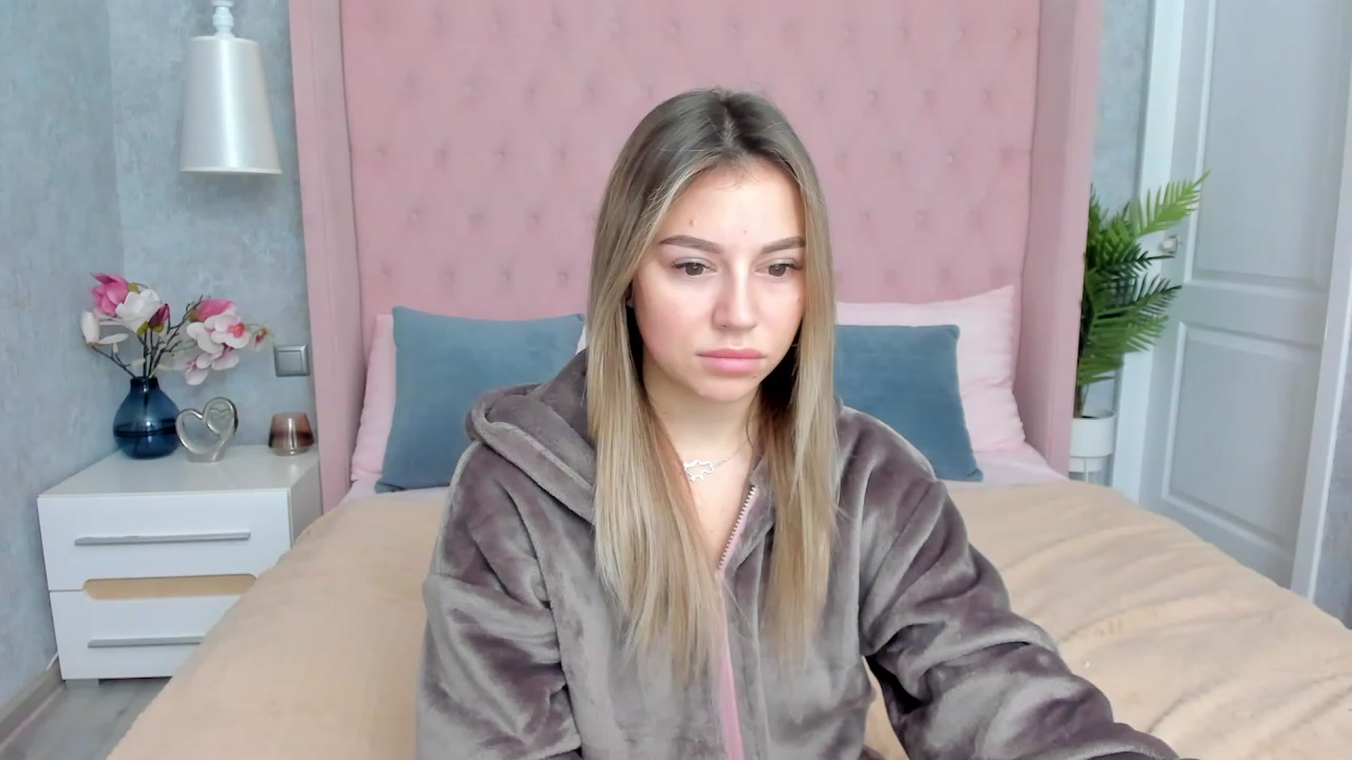 Gallery image thumbnail from SofiBloom's myfreecams stream on, 12/02/2022, 16:18 image 2 of 20