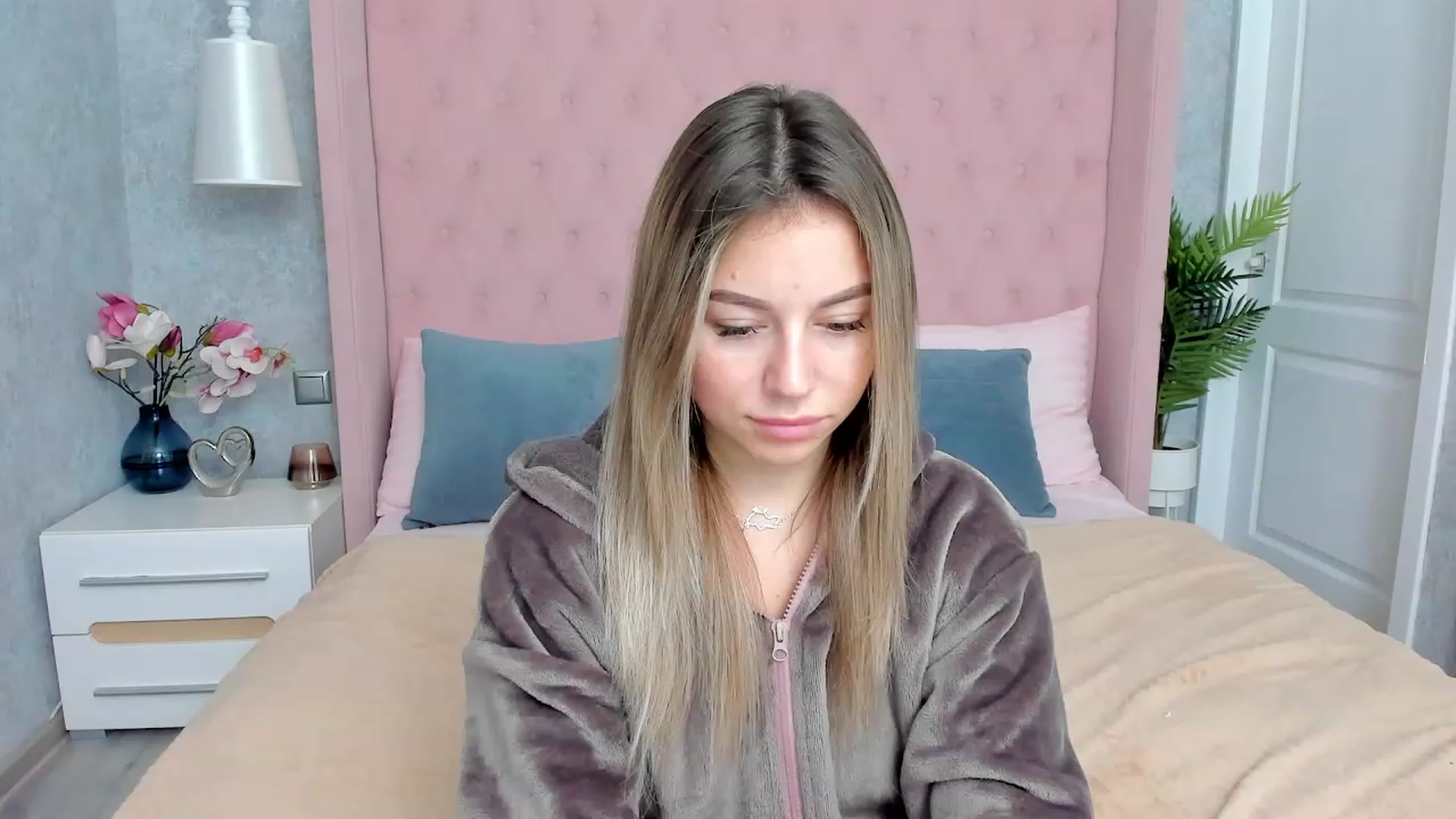 Gallery image thumbnail from SofiBloom's myfreecams stream on, 12/02/2022, 16:18 image 13 of 20