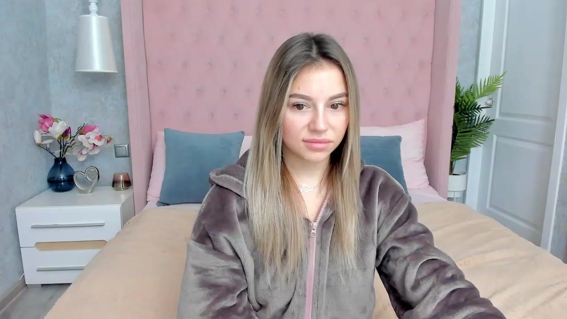Gallery image thumbnail from SofiBloom's myfreecams stream on, 12/02/2022, 16:18 image 9 of 20