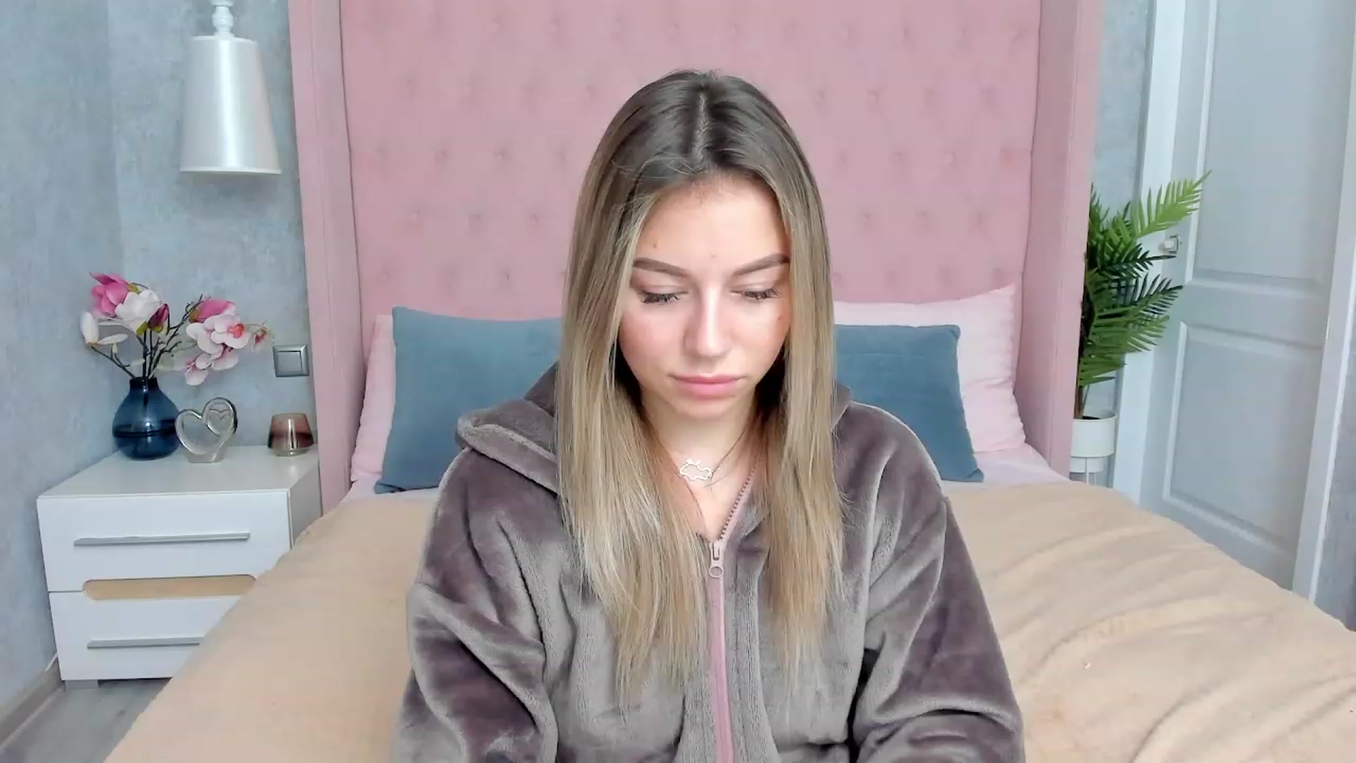 Gallery image thumbnail from SofiBloom's myfreecams stream on, 12/02/2022, 16:18 image 16 of 20