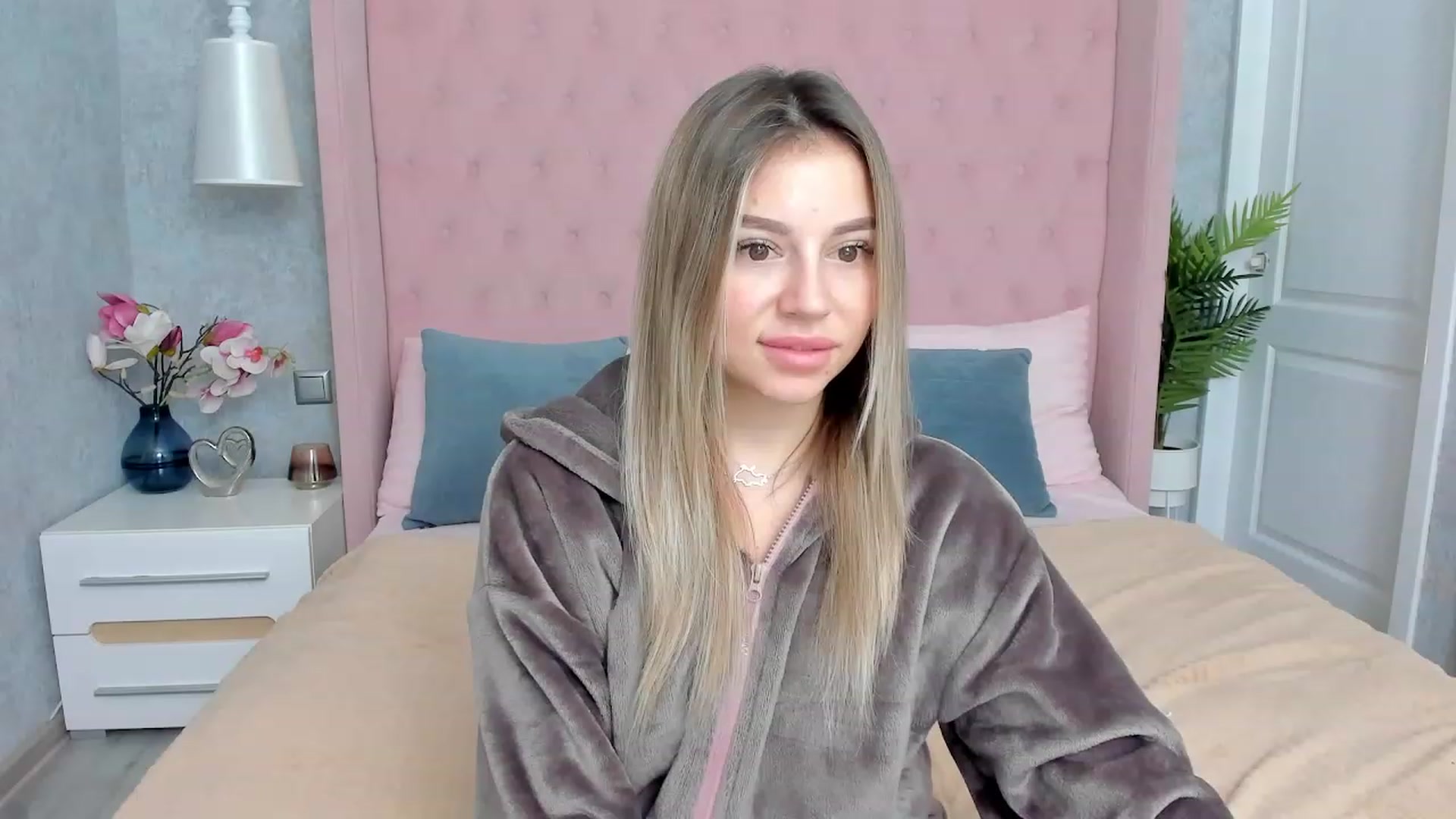 Gallery image thumbnail from SofiBloom's myfreecams stream on, 12/02/2022, 16:18 image 14 of 20
