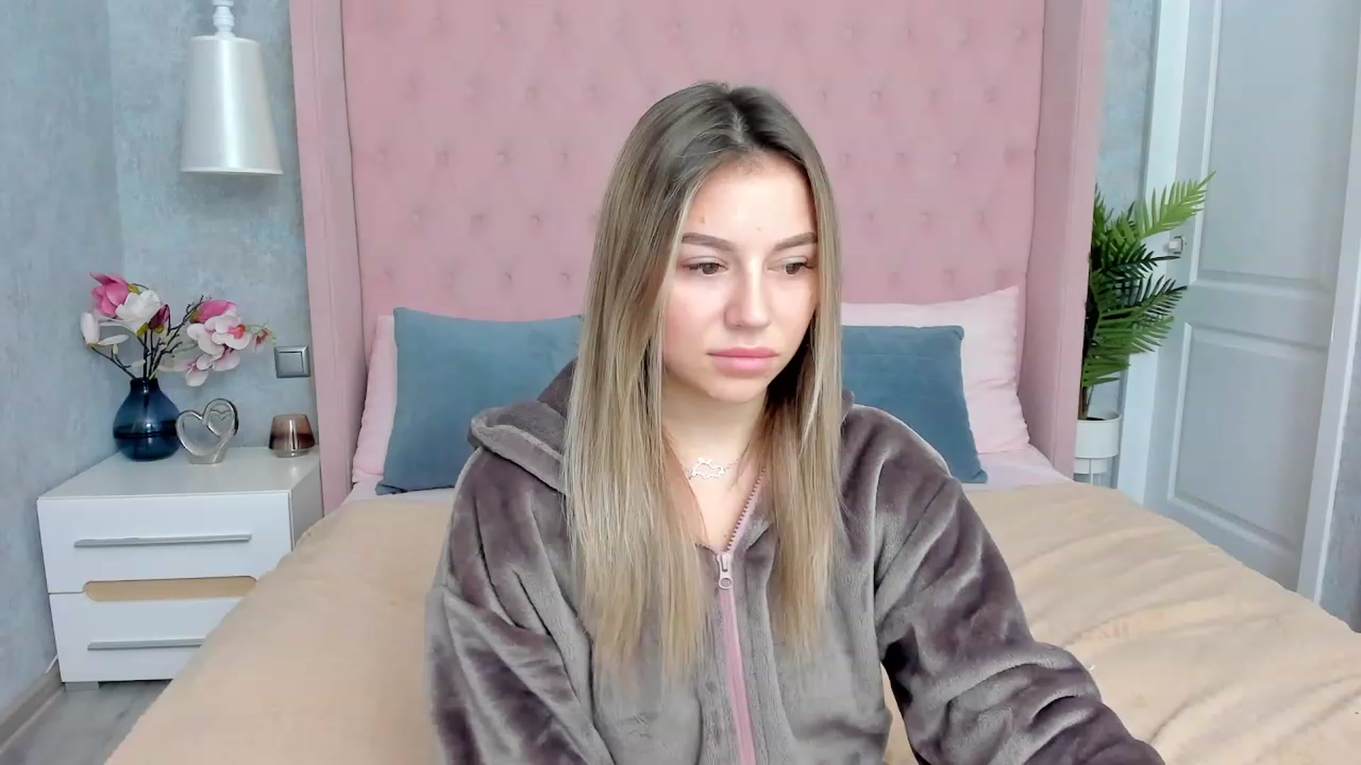 Gallery image thumbnail from SofiBloom's myfreecams stream on, 12/02/2022, 16:18 image 11 of 20