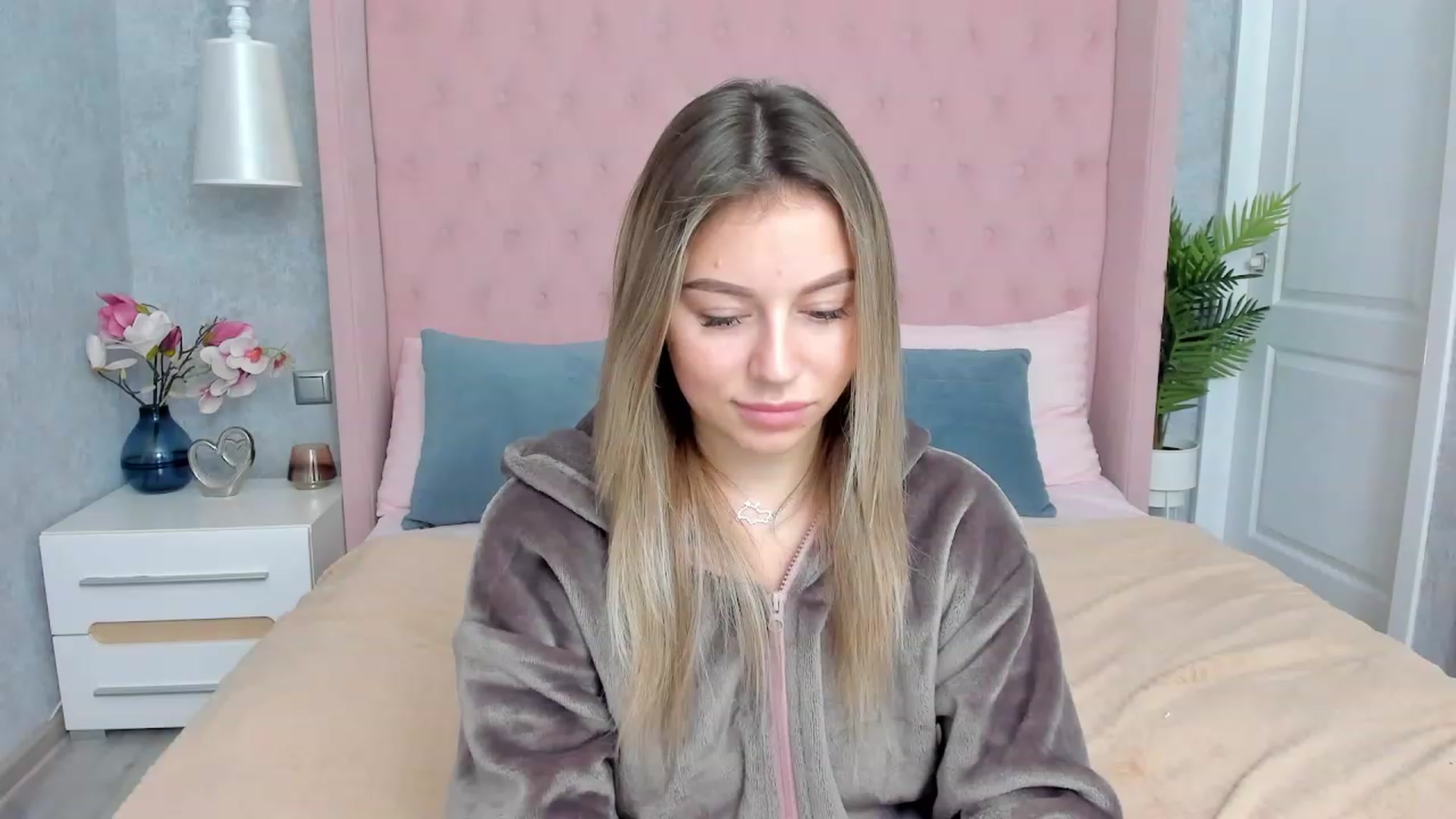 Gallery image thumbnail from SofiBloom's myfreecams stream on, 12/02/2022, 16:18 image 18 of 20