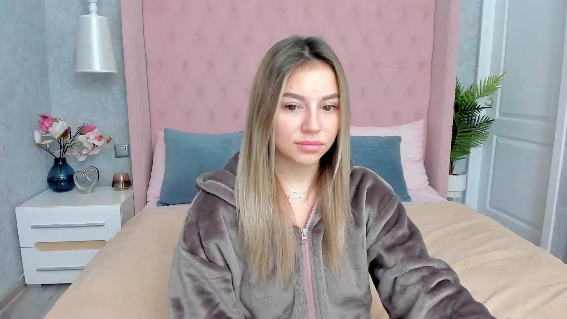 Gallery image thumbnail from SofiBloom's myfreecams stream on, 12/02/2022, 16:18 image 10 of 20