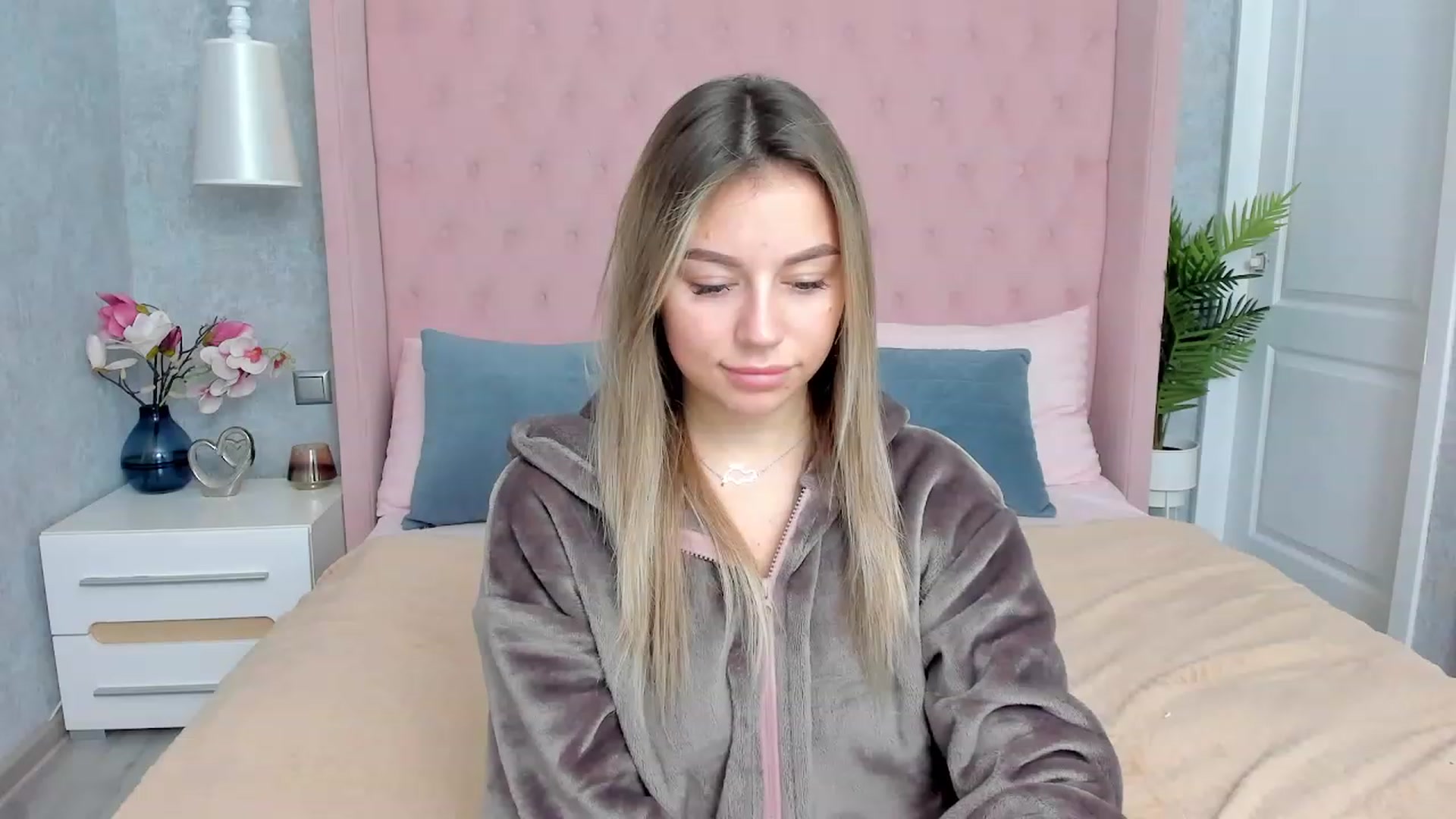 Gallery image thumbnail from SofiBloom's myfreecams stream on, 12/02/2022, 16:18 image 6 of 20