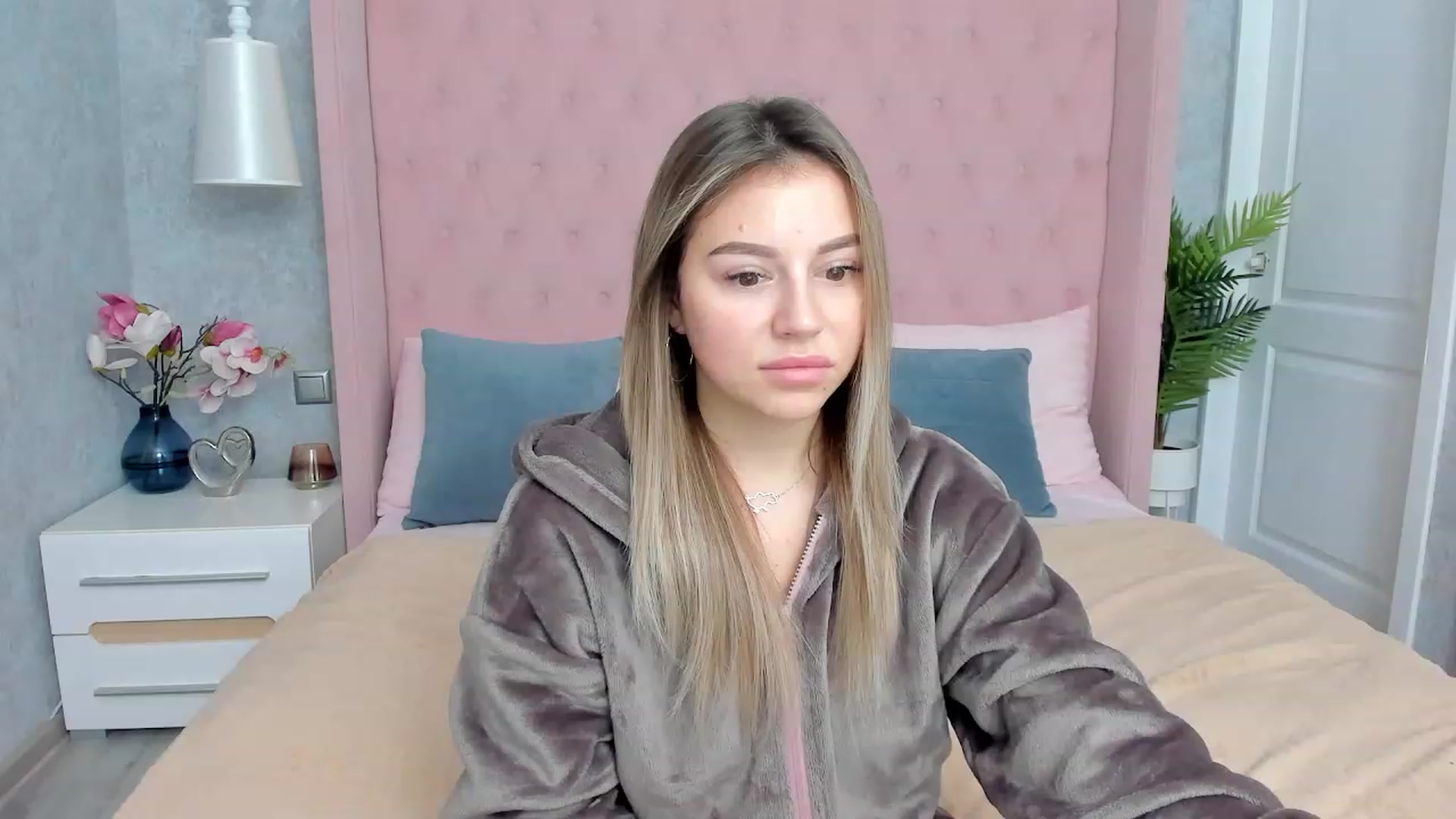 Gallery image thumbnail from SofiBloom's myfreecams stream on, 12/02/2022, 16:18 image 1 of 20