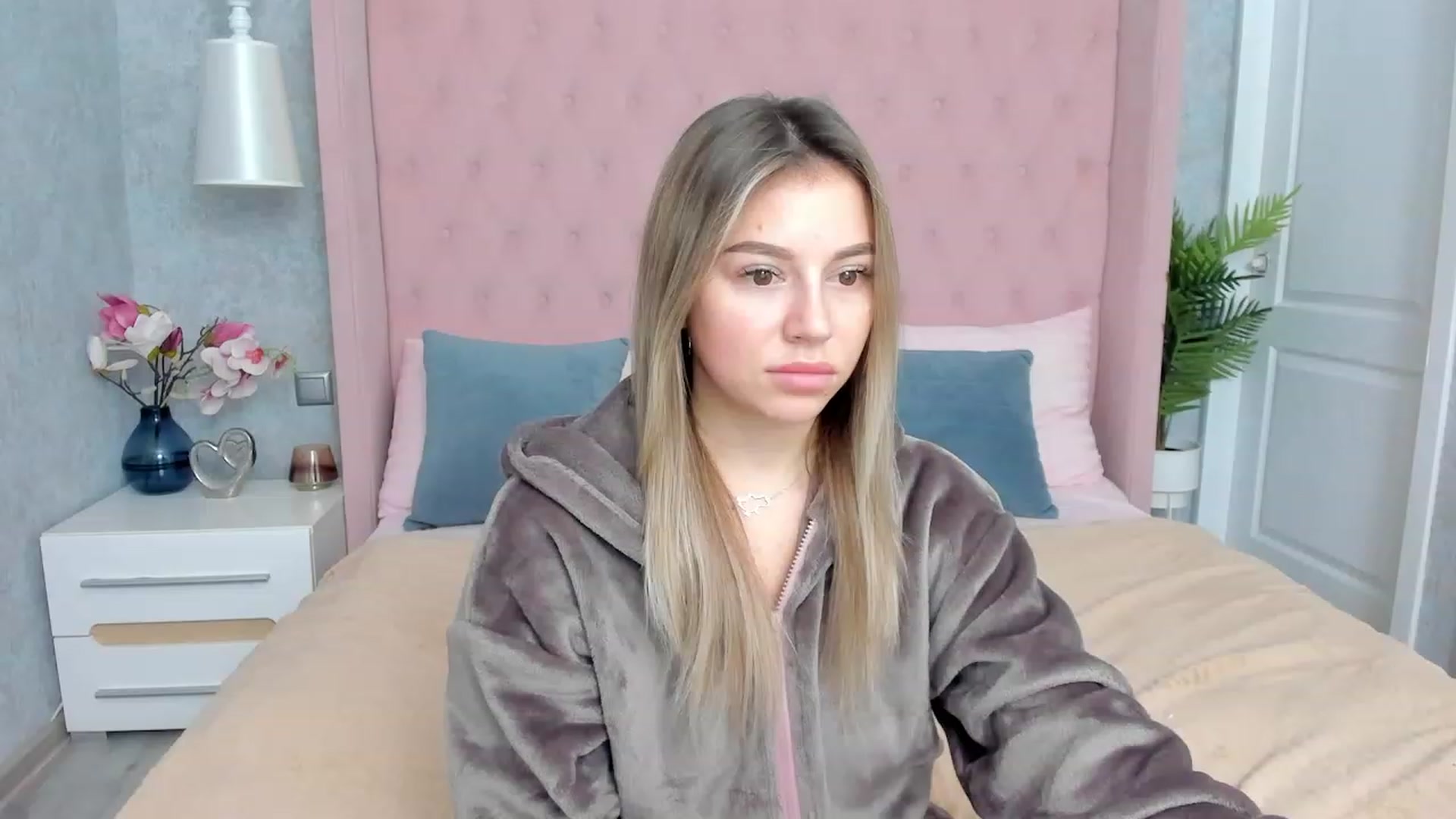 Gallery image thumbnail from SofiBloom's myfreecams stream on, 12/02/2022, 16:18 image 3 of 20