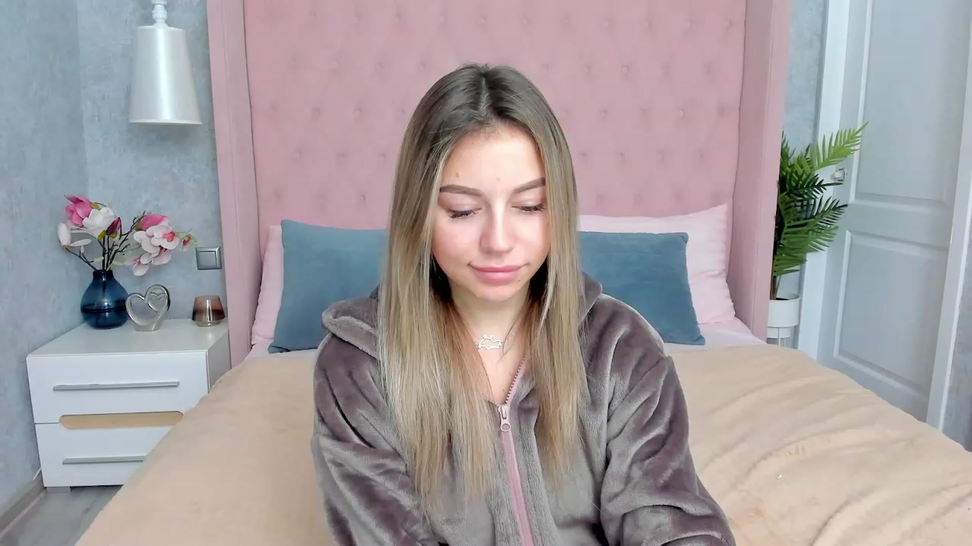 Gallery image thumbnail from SofiBloom's myfreecams stream on, 12/02/2022, 16:18 image 12 of 20