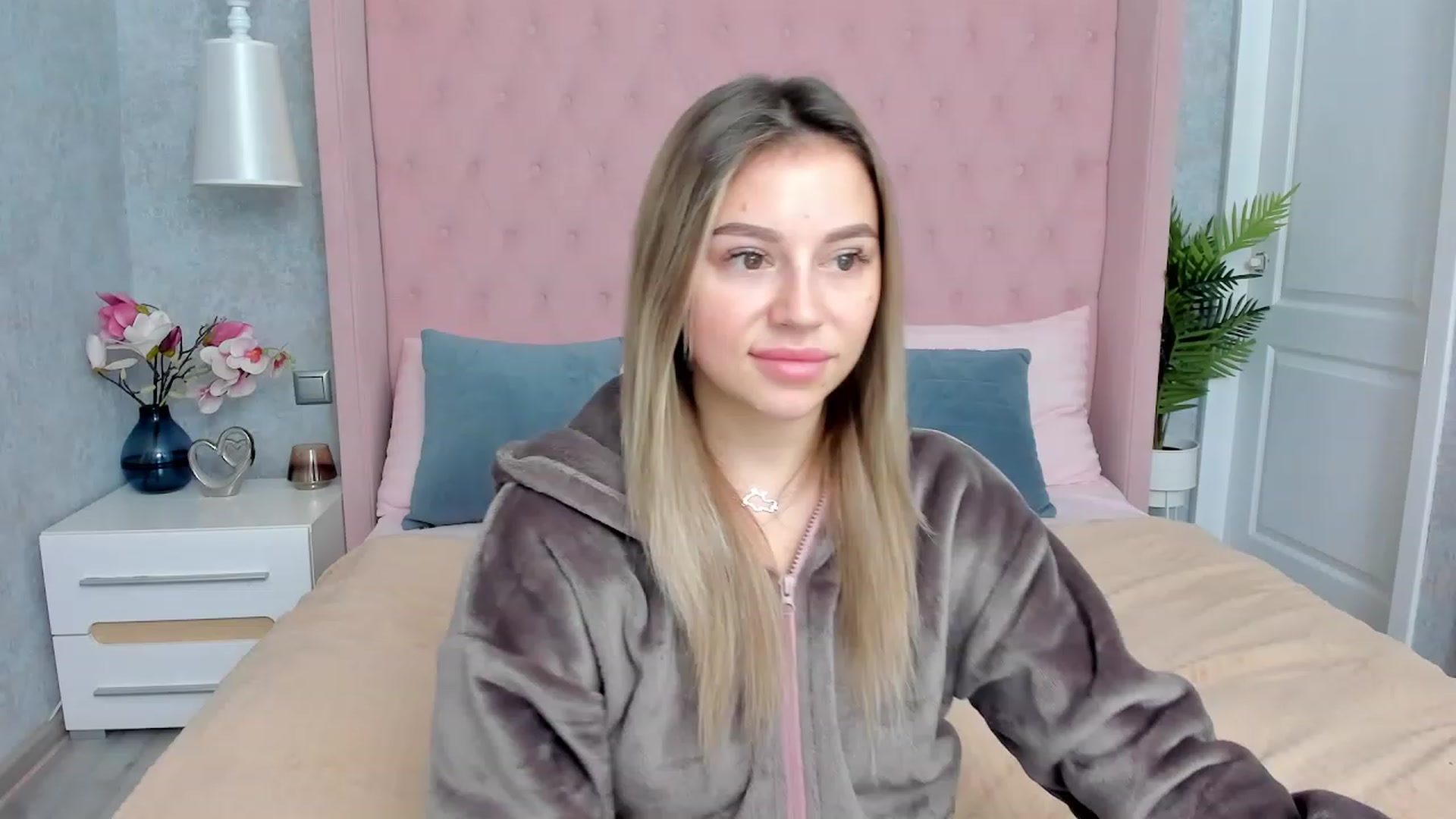 Gallery image thumbnail from SofiBloom's myfreecams stream on, 12/02/2022, 16:18 image 15 of 20