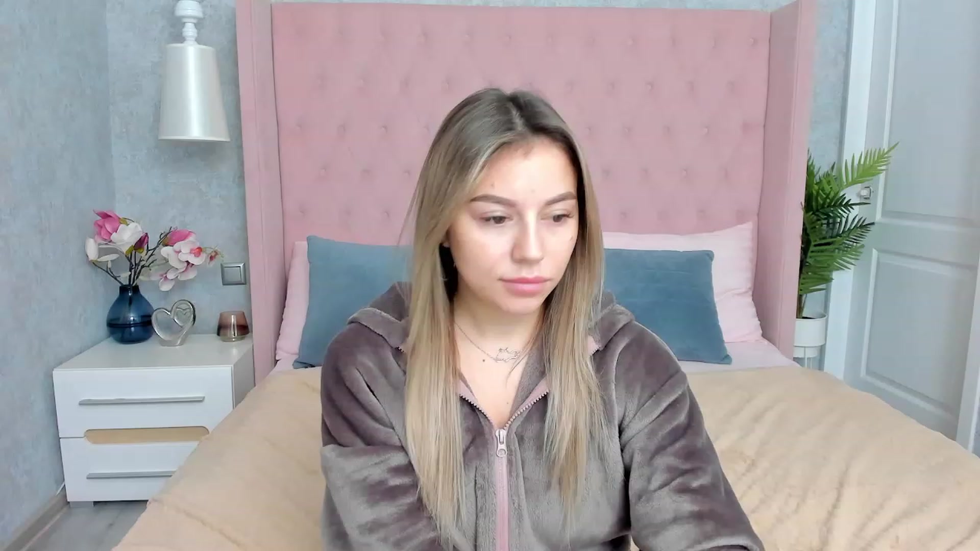 Gallery image thumbnail from SofiBloom's myfreecams stream on, 12/02/2022, 19:09 image 4 of 20