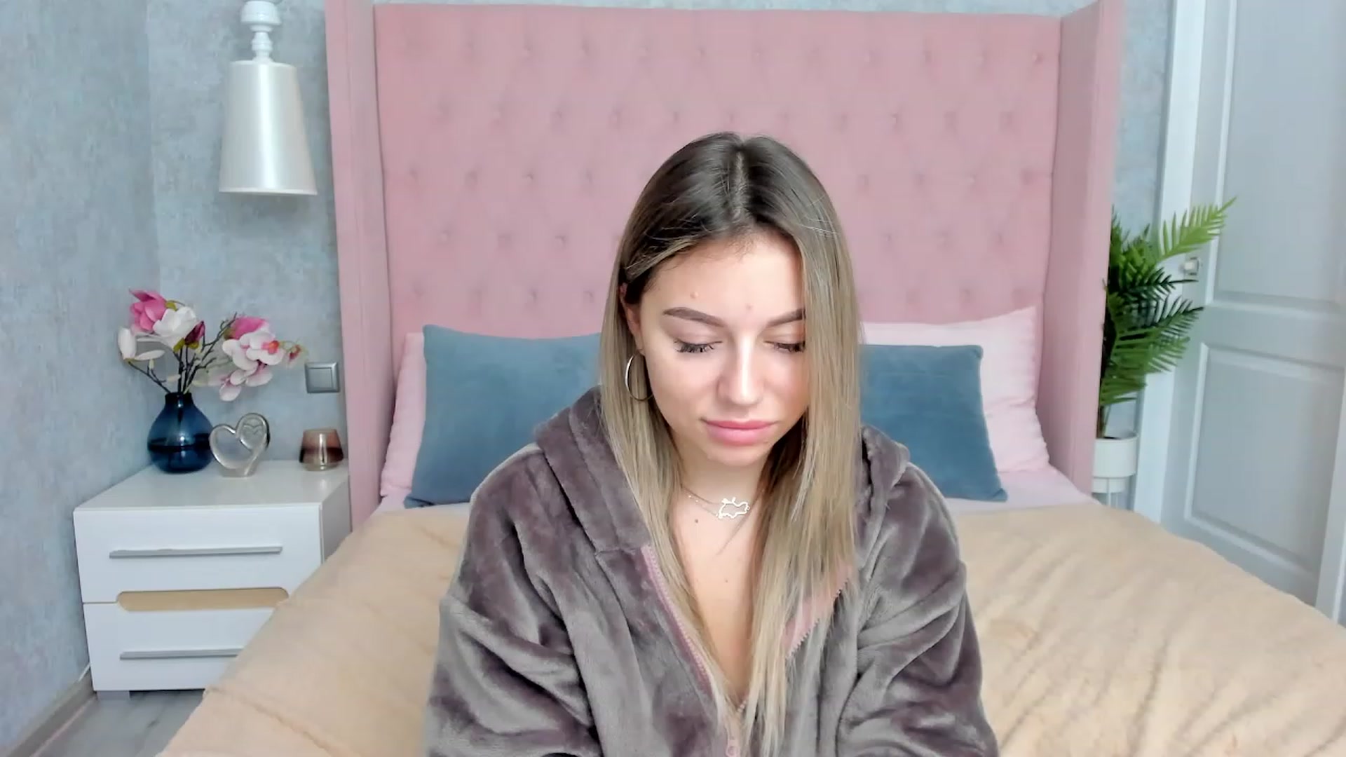Gallery image thumbnail from SofiBloom's myfreecams stream on, 12/02/2022, 19:09 image 15 of 20