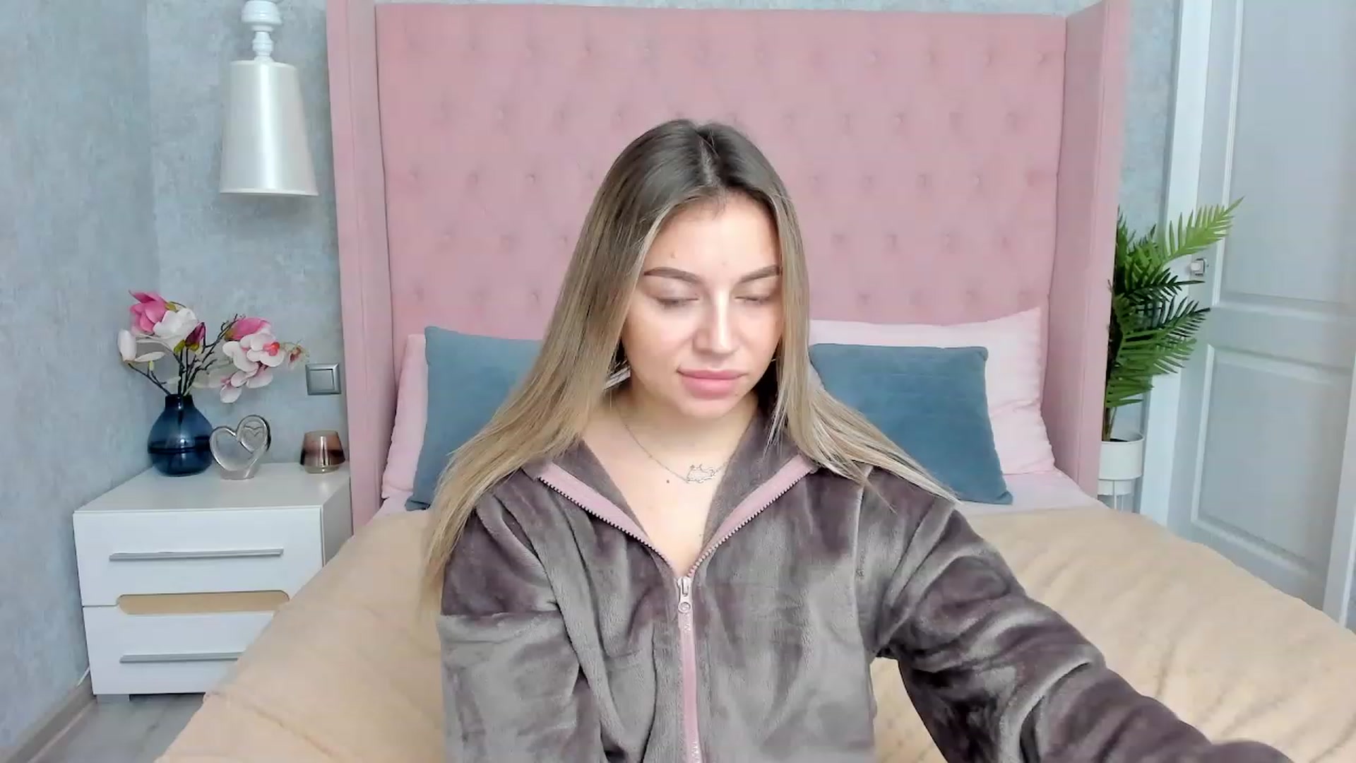 Gallery image thumbnail from SofiBloom's myfreecams stream on, 12/02/2022, 19:09 image 11 of 20
