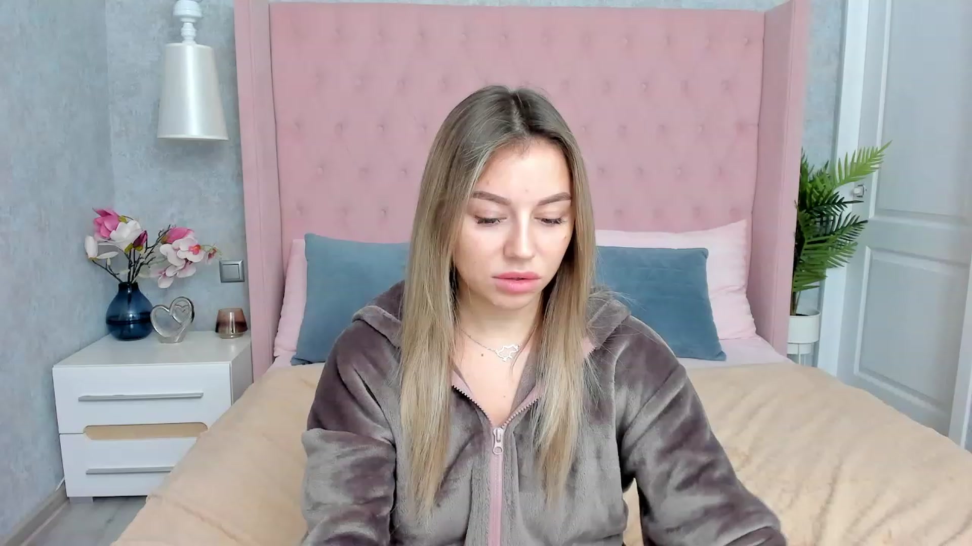 Gallery image thumbnail from SofiBloom's myfreecams stream on, 12/02/2022, 19:09 image 3 of 20