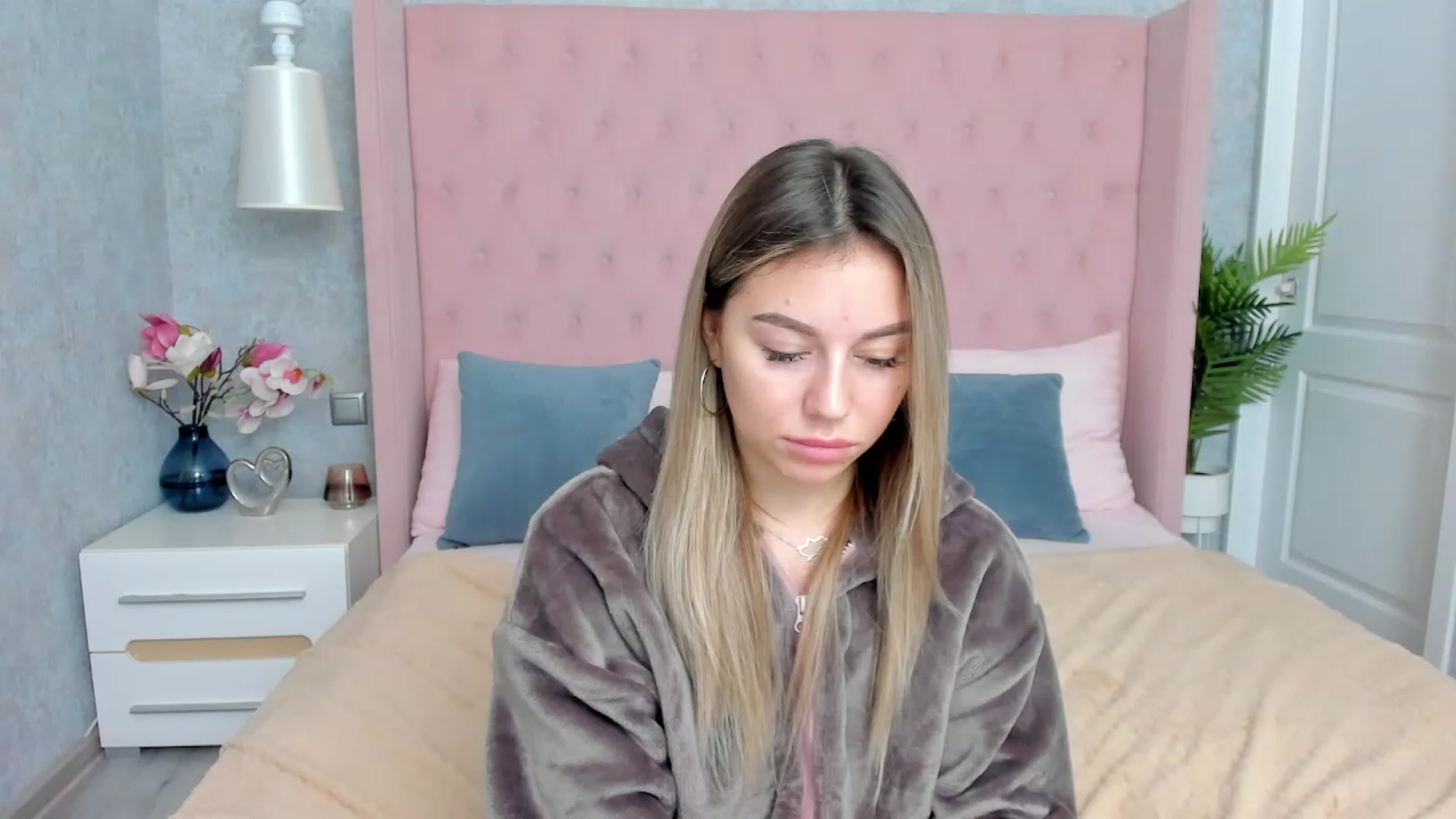 Gallery image thumbnail from SofiBloom's myfreecams stream on, 12/02/2022, 19:09 image 19 of 20