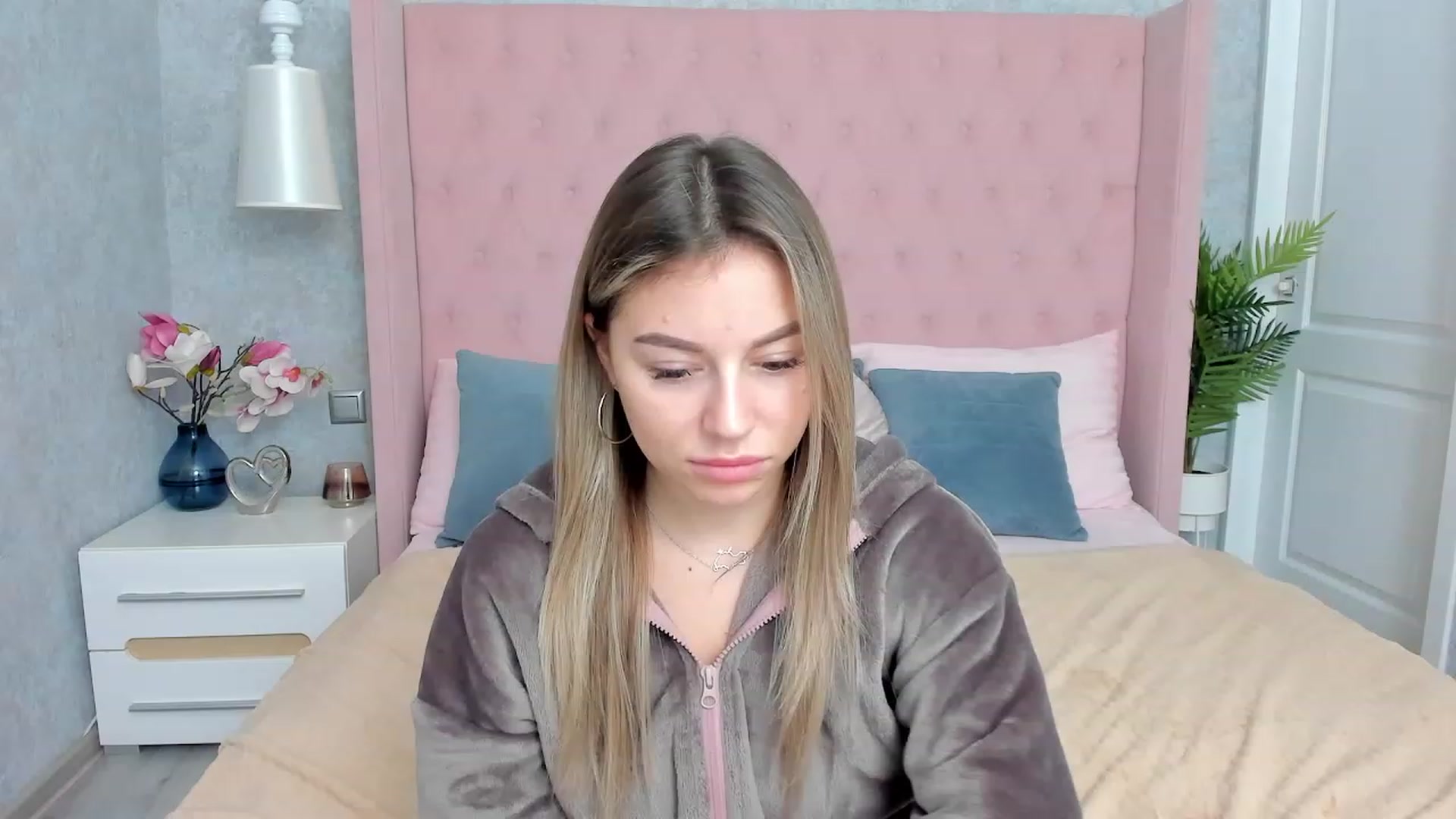 Gallery image thumbnail from SofiBloom's myfreecams stream on, 12/02/2022, 19:09 image 5 of 20