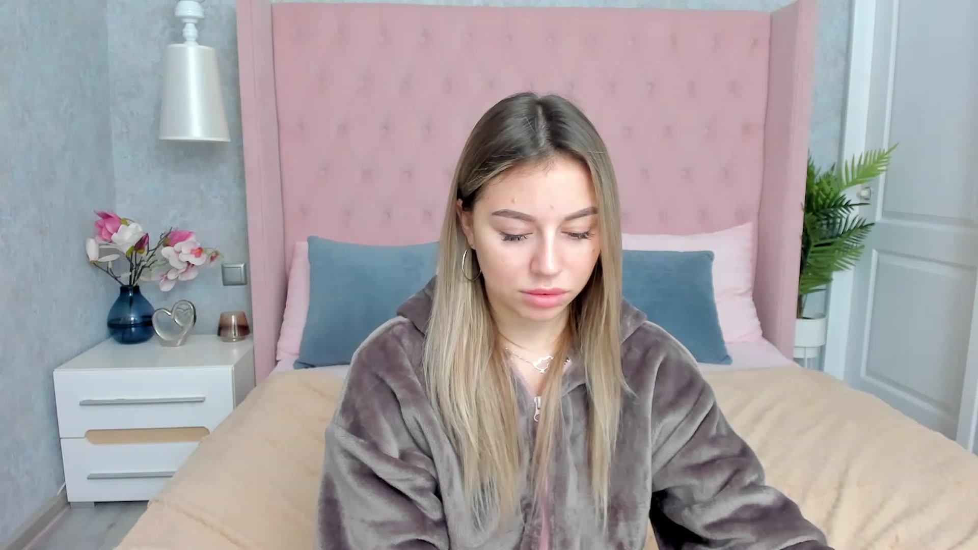 Gallery image thumbnail from SofiBloom's myfreecams stream on, 12/02/2022, 19:09 image 18 of 20