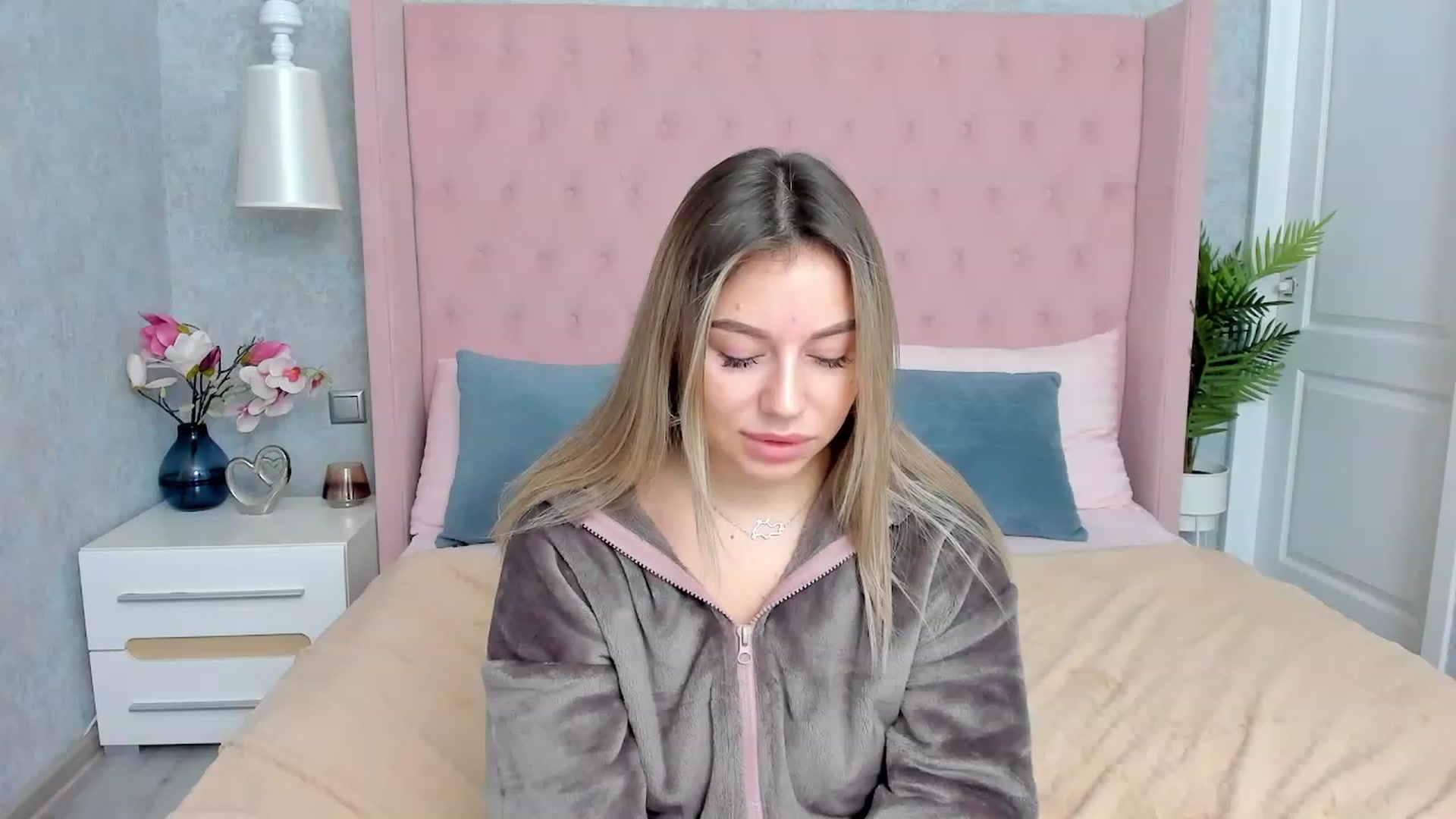 Gallery image thumbnail from SofiBloom's myfreecams stream on, 12/02/2022, 19:09 image 13 of 20