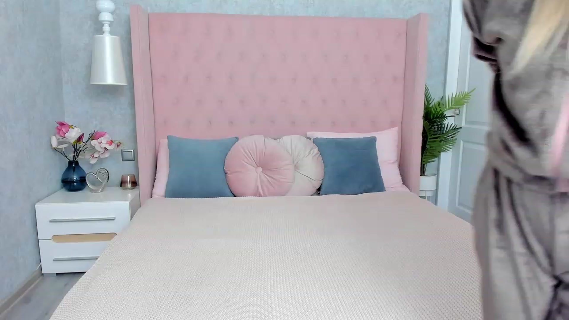 Gallery image thumbnail from SofiBloom's myfreecams stream on, 12/02/2022, 19:29 image 20 of 20