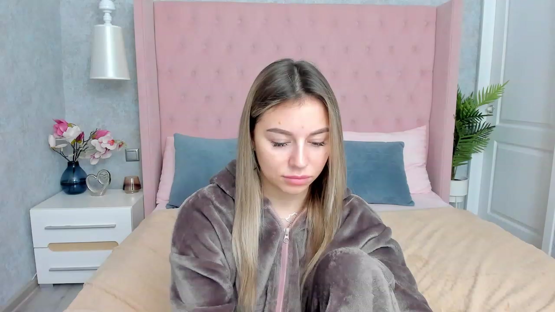 Gallery image thumbnail from SofiBloom's myfreecams stream on, 12/02/2022, 19:29 image 10 of 20