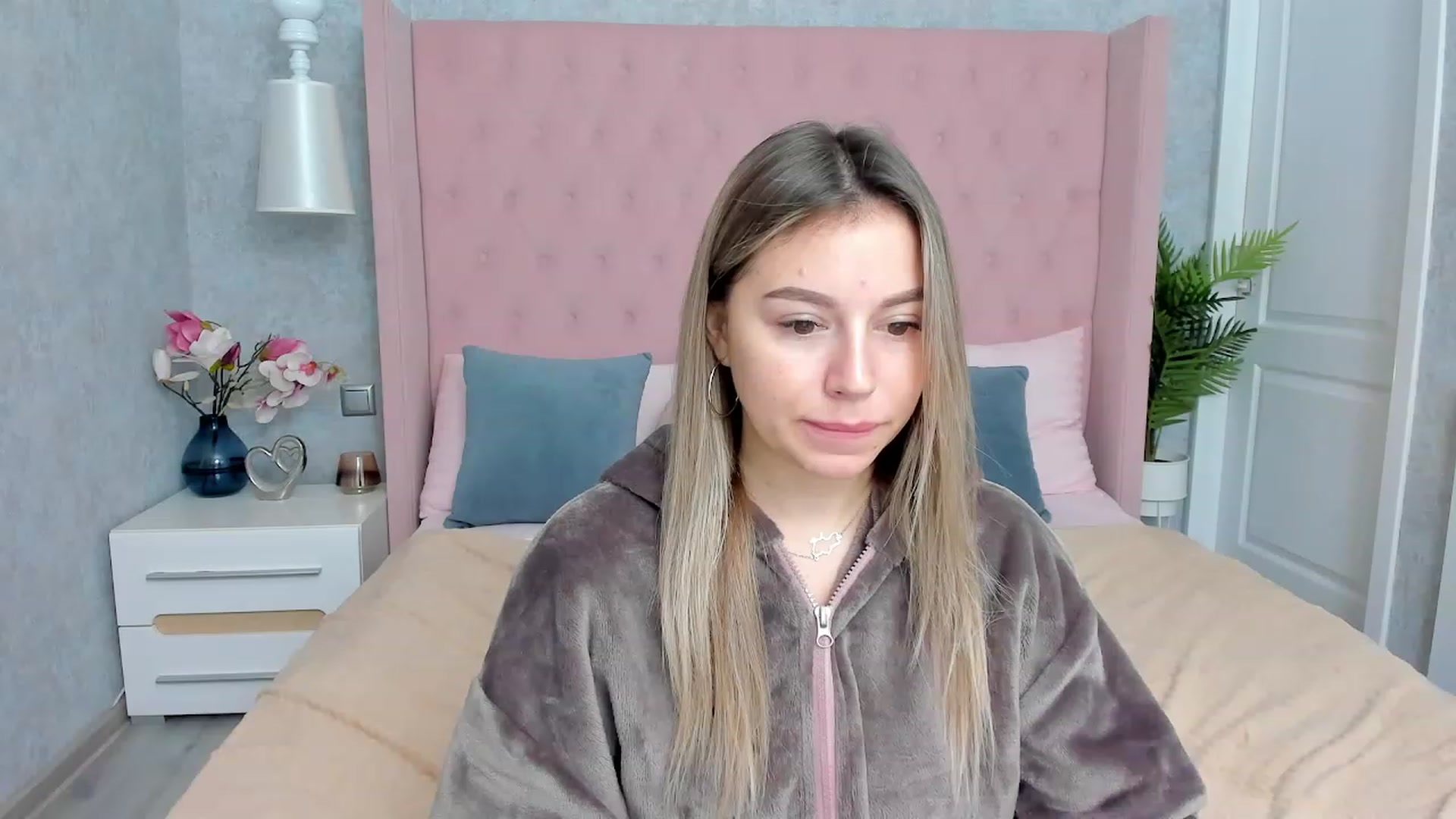 Gallery image thumbnail from SofiBloom's myfreecams stream on, 12/02/2022, 19:29 image 17 of 20