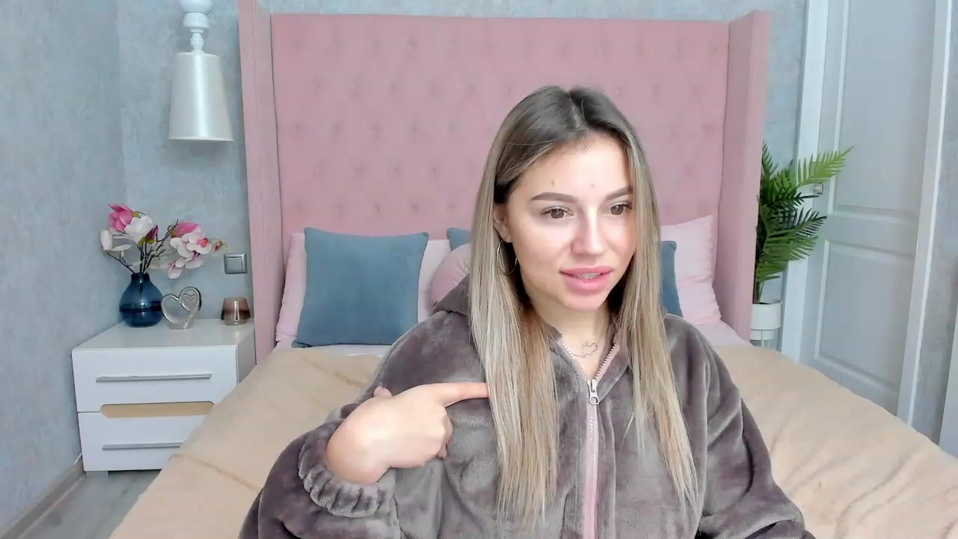 Gallery image thumbnail from SofiBloom's myfreecams stream on, 12/02/2022, 19:29 image 18 of 20