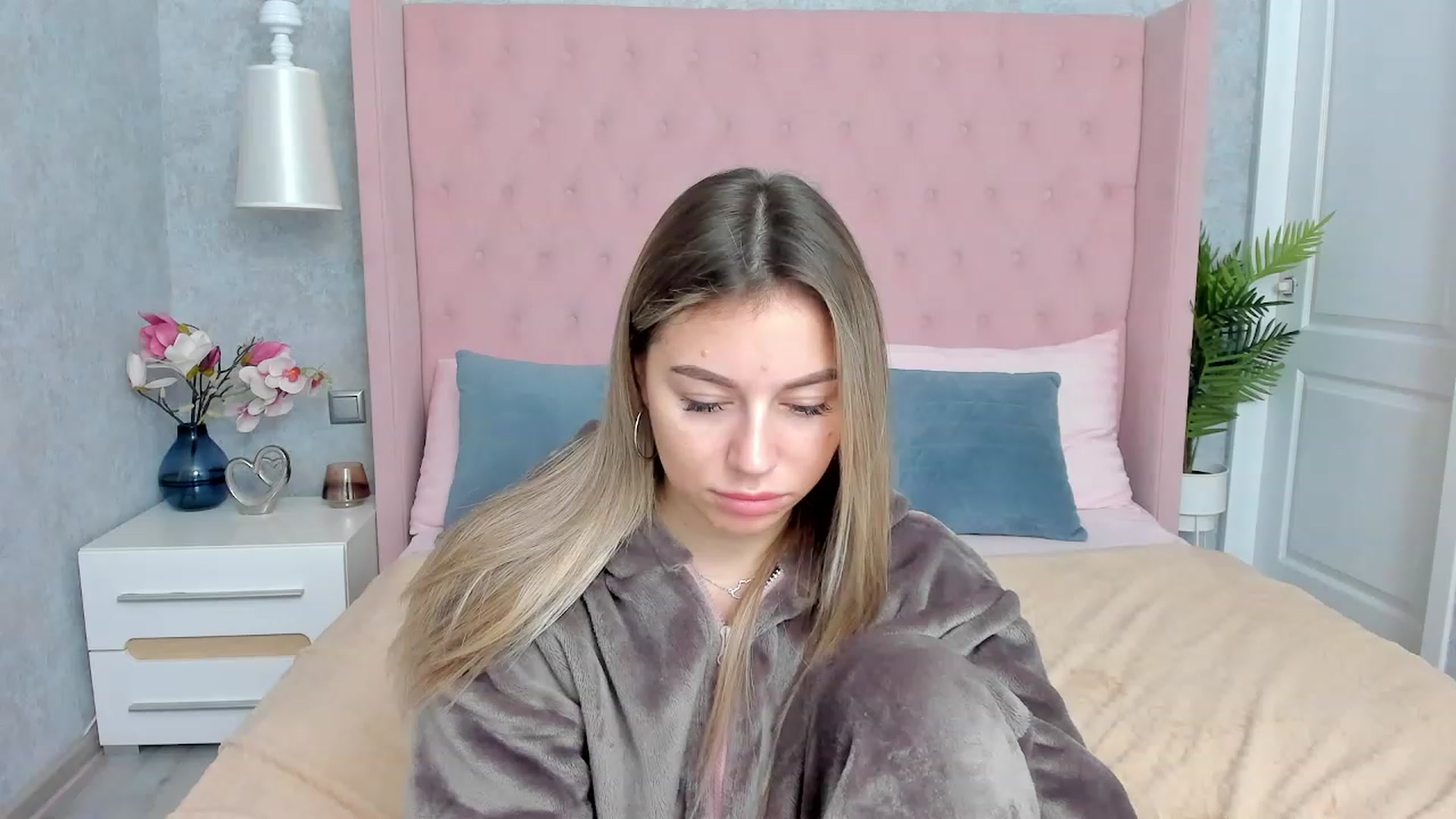 Gallery image thumbnail from SofiBloom's myfreecams stream on, 12/02/2022, 19:29 image 2 of 20