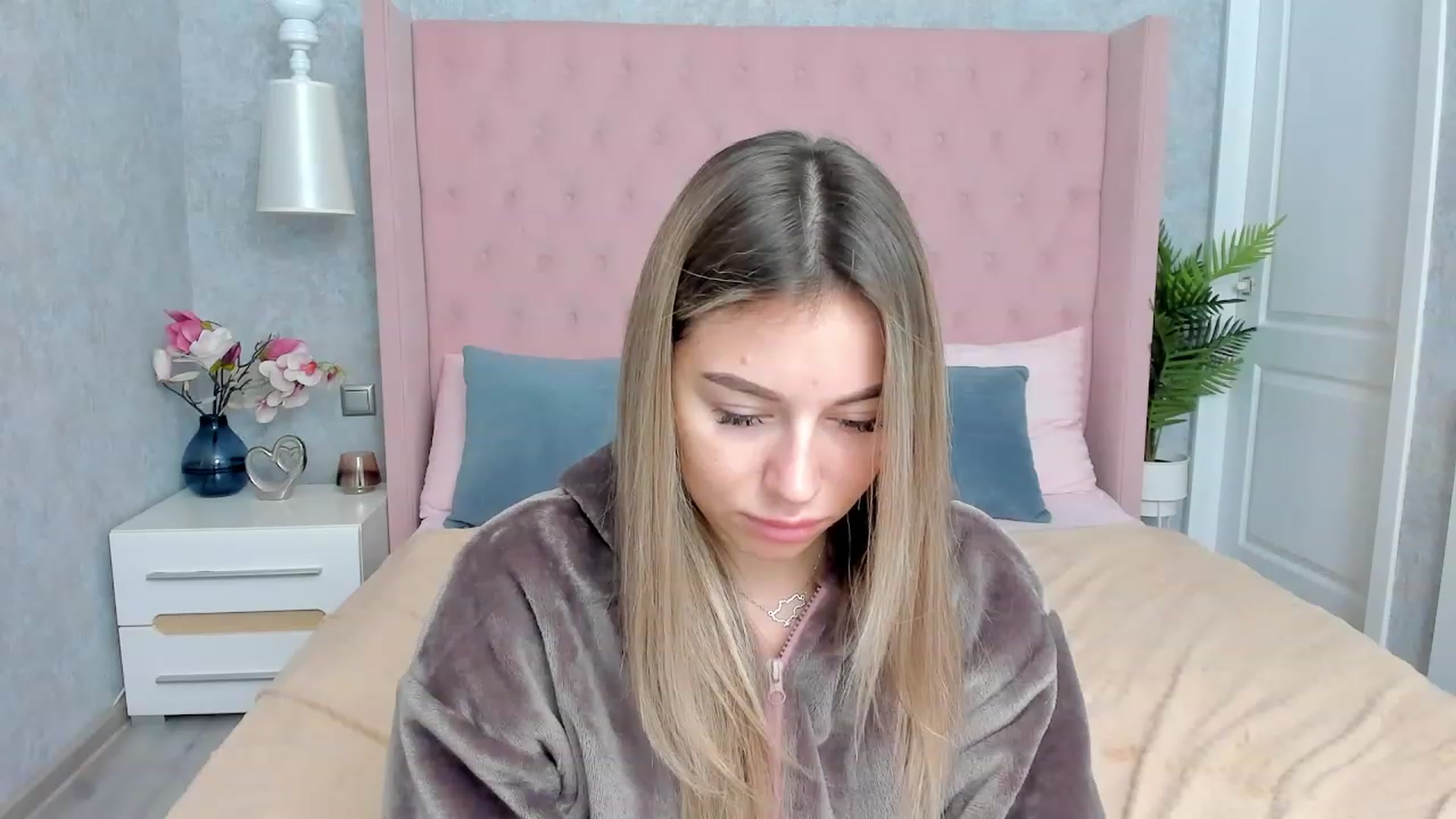 Gallery image thumbnail from SofiBloom's myfreecams stream on, 12/02/2022, 19:29 image 12 of 20