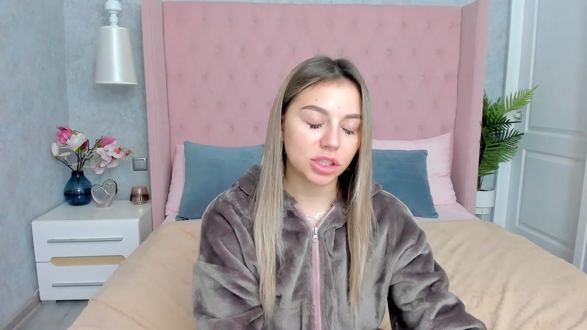 Gallery image thumbnail from SofiBloom's myfreecams stream on, 12/02/2022, 19:29 image 6 of 20